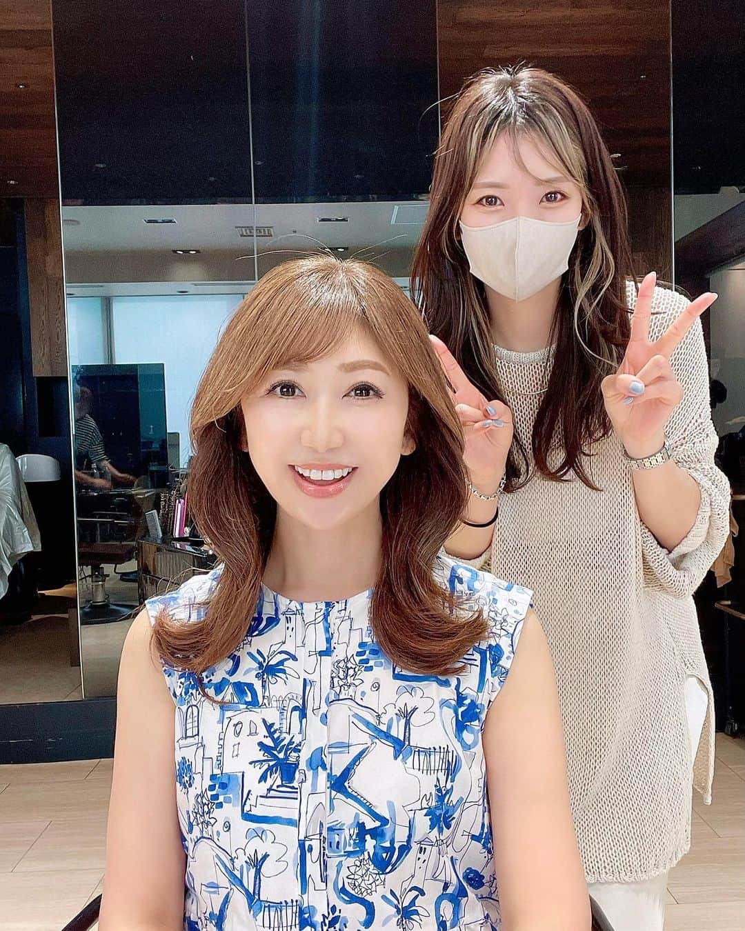 和泉佳子さんのインスタグラム写真 - (和泉佳子Instagram)「アフロート銀座の @afloat_nakagawa1009 さんにヘアカットしていただきました😊  自称<くせ毛の神様>とインスタのプロフィールに書いてある通り、中川さんご自身が強いくせ毛でいらっしゃるのに、ブローのテクニックでいつも素敵なヘアスタイリングをなさっているところに惹かれて、私も数ヶ月前からヘアカットをお願いするようになりました😌  カットが上手だと、日々のヘアセットも断然しやすくなりました💕  そして、毎回、スタイリングの悩みをお話しすると、実際にレクチャーしながら丁寧にセットのコツを教えて下さるので、毎回勉強になります🫶  今回は、初めて40mmの太いヘアアイロンで巻いていただきました😉  アイロンが太いので、ナチュラルなゆる巻ができて、なんとなくこなれ感が出てよい感じ🫶💕  「髪を巻く時も、ブロッキングしたほうが巻きやすいですよ」というアドバイスもいただき、さっそく実践してみます🙌  中川さん、今回もありがとうございました♥️  #和泉佳子　#アフロート銀座　#ヘア  #ヘアカット　#ヘアアレンジ　#韓国風ヘア  #巻き髪　#ビューティー  #美容師  #美容好き　#自分磨き　#美容好きな人と繋がりたい #くびれヘア　#レイヤーカット」6月25日 17時48分 - yoshiko_izumi