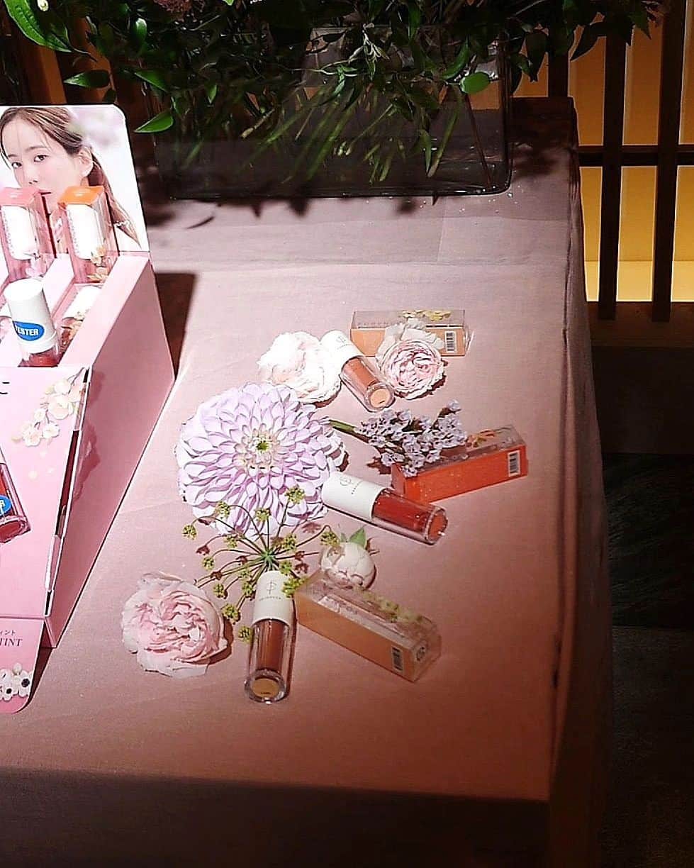 丹遥ニナさんのインスタグラム写真 - (丹遥ニナInstagram)「たくさん可愛いお花に囲まれて幸せ🌺💄 渋谷TRANK HOTEL @trunkhotel で開催された【🌸FORENCOS PURE FIXING TINT launch event🌸 】@forencos_japan にご招待頂き遊びに行ってきました💖⤴️😉 ・ ・ 韓国で国民ティントと呼ばれるFORENCOS(フォレンコス)の新作ティントローンチパーティー、大好きなラムちゃん @instageiram と「花の妖精」🧚 ・ ・ FLOWEREN COSmetic ーーー花みたい美しい💕 会場に生花がたくさん飾られて、そこにFORENCOSの商品もいっぱい展示されて、その一体感はふんわり、美しい、キレイ、華やかでした。幸せ⤴️🩷💋 ・ ・ 今回新発売の 『PURE FIXING TINT』はクリームっぽくて、軽くてサラッとしたテクスチャー、しかも浮かないしフィットしてくれる😚✌️🎉 ・ ・ お土産で新作リップ頂いた、カラーがたくさんあるので、きっと好みがある、また後日試したらレビューするね📍👌🥳 ・ ・ #FORENCOS #フォレンコス #フィクシングティント #マシュマロティント #国民ティント ・ ・ ✯✯✯✯✯✯✯✯✯✯✯✯✯✯✯✯✯✯✯✯✯✯✯✯✯✯✯✯✯ ・ ・ Model @minaninamiji   🖤 ファッションショー、タレント、作品撮影、商品撮影、 PR、インフルエンサー 、アンバサダー、 通訳、キャスティングなどの仕事は DMでお願いいたします。  🖤 丹遥ニナNina手書きかわいいニナキャラクターラインスタンプ 発売❗@ninalinestamp から飛べますよ❣️ ・ ・ #丹遥  #モデル撮影  #広告モデル  #モデル募集 #ティント  #フリーモデル  #被写体モデル #ティントリップ #フリーモデル #私の写真もっと広まれ  #アイシャドウパレット  #ウエスタン  #美容オタク #中国モデル  #撮影モデル  #撮影依頼募集中  #外国人モデル  #韓国っぽ  #モデルさん募集  #プチ整形  #医療美容 #美容整形  #SHEINpartner #SHEINgoodfinds  #sheinofficial  #shein購入品」6月25日 17時48分 - minaninamiji