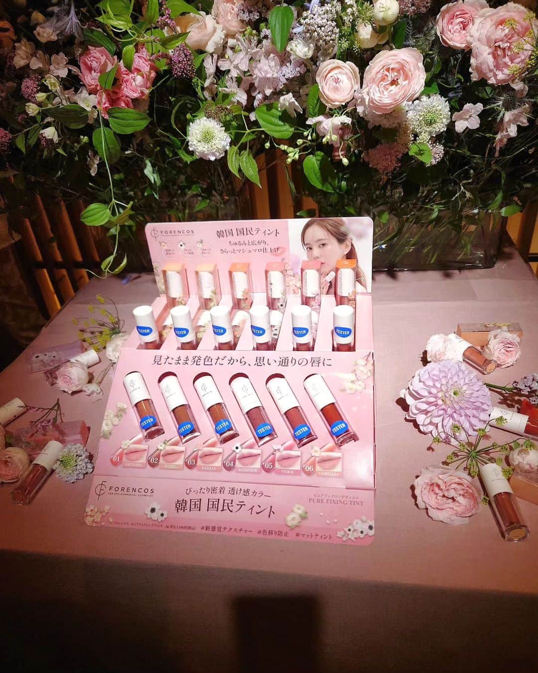 丹遥ニナさんのインスタグラム写真 - (丹遥ニナInstagram)「たくさん可愛いお花に囲まれて幸せ🌺💄 渋谷TRANK HOTEL @trunkhotel で開催された【🌸FORENCOS PURE FIXING TINT launch event🌸 】@forencos_japan にご招待頂き遊びに行ってきました💖⤴️😉 ・ ・ 韓国で国民ティントと呼ばれるFORENCOS(フォレンコス)の新作ティントローンチパーティー、大好きなラムちゃん @instageiram と「花の妖精」🧚 ・ ・ FLOWEREN COSmetic ーーー花みたい美しい💕 会場に生花がたくさん飾られて、そこにFORENCOSの商品もいっぱい展示されて、その一体感はふんわり、美しい、キレイ、華やかでした。幸せ⤴️🩷💋 ・ ・ 今回新発売の 『PURE FIXING TINT』はクリームっぽくて、軽くてサラッとしたテクスチャー、しかも浮かないしフィットしてくれる😚✌️🎉 ・ ・ お土産で新作リップ頂いた、カラーがたくさんあるので、きっと好みがある、また後日試したらレビューするね📍👌🥳 ・ ・ #FORENCOS #フォレンコス #フィクシングティント #マシュマロティント #国民ティント ・ ・ ✯✯✯✯✯✯✯✯✯✯✯✯✯✯✯✯✯✯✯✯✯✯✯✯✯✯✯✯✯ ・ ・ Model @minaninamiji   🖤 ファッションショー、タレント、作品撮影、商品撮影、 PR、インフルエンサー 、アンバサダー、 通訳、キャスティングなどの仕事は DMでお願いいたします。  🖤 丹遥ニナNina手書きかわいいニナキャラクターラインスタンプ 発売❗@ninalinestamp から飛べますよ❣️ ・ ・ #丹遥  #モデル撮影  #広告モデル  #モデル募集 #ティント  #フリーモデル  #被写体モデル #ティントリップ #フリーモデル #私の写真もっと広まれ  #アイシャドウパレット  #ウエスタン  #美容オタク #中国モデル  #撮影モデル  #撮影依頼募集中  #外国人モデル  #韓国っぽ  #モデルさん募集  #プチ整形  #医療美容 #美容整形  #SHEINpartner #SHEINgoodfinds  #sheinofficial  #shein購入品」6月25日 17時48分 - minaninamiji