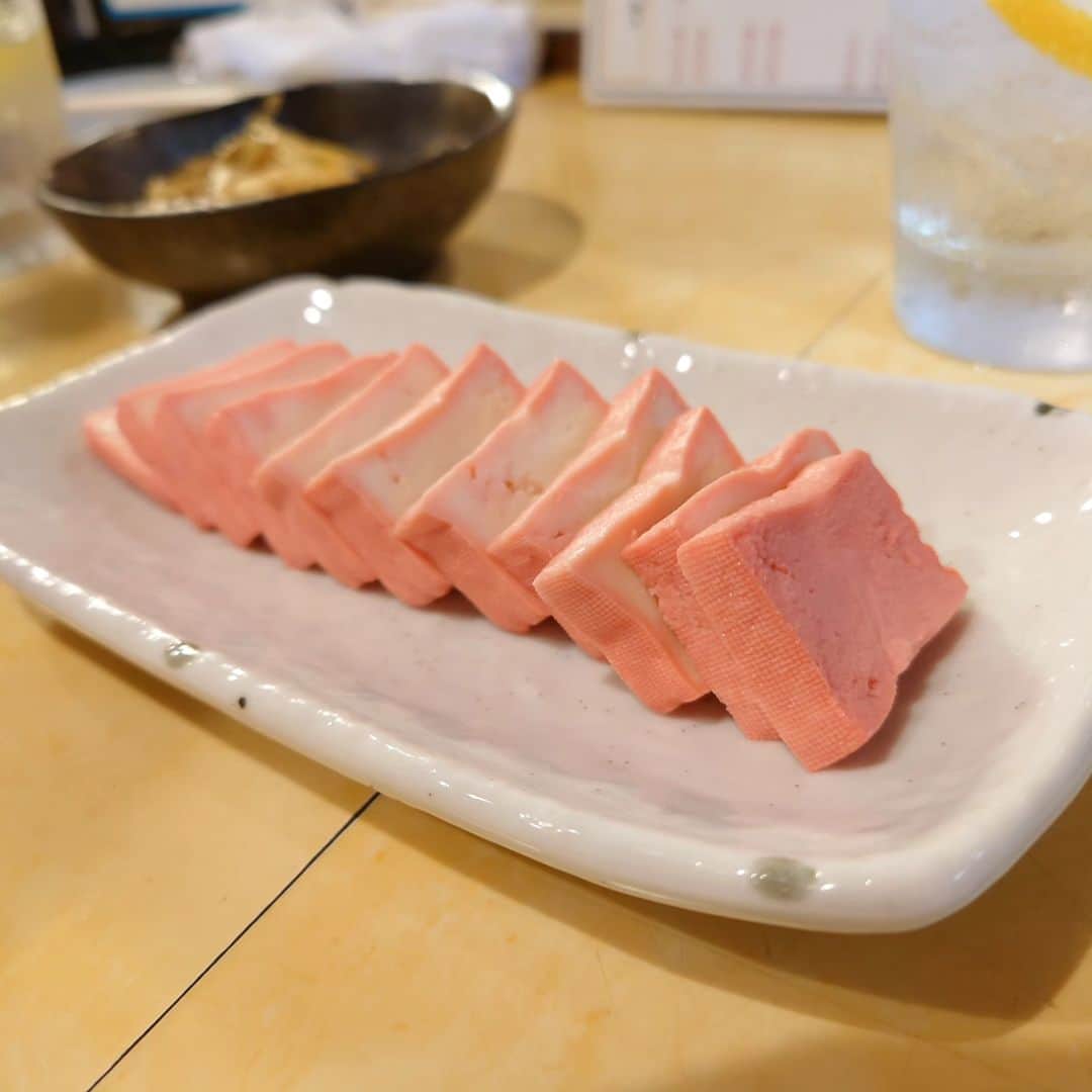 高井俊彦さんのインスタグラム写真 - (高井俊彦Instagram)「昨夜はー。 白川さんの地元巡りをさせてもらいました🍻  色んなとこに行かせてもらったんですがー。 #京橋 #立ち呑み串かつ酒房まつい で衝撃的なメニューとの出会いがありました‼️‼️‼️  #酢豆腐 って初めて知ったぁ⤴️⤴️⤴️ 紅生姜の汁に豆腐を漬けて作られる逸品で、蒲鉾のように色合いも綺麗✨ 味もお酒のあてとして最高👍👍👍 これと出会えて良かったぁ〜〜🙆  その他ー。 #親指ぎゅー太郎  のお店 #小よし も美味しかったし〜🍣  #とり悠関目店  の焼鳥も美味しかった〜👏  白川さんの同級生の方にもお二人もお会い出来て楽しかった〜😄 このこぼれ話は 6/28(水) 【ジ·白川バンドファンミーティングLIVE】 で皆さんにお伝えします👌 ※ご予約はバンド公式TwitterへDM下さい。」6月25日 17時42分 - takai_toshihiko