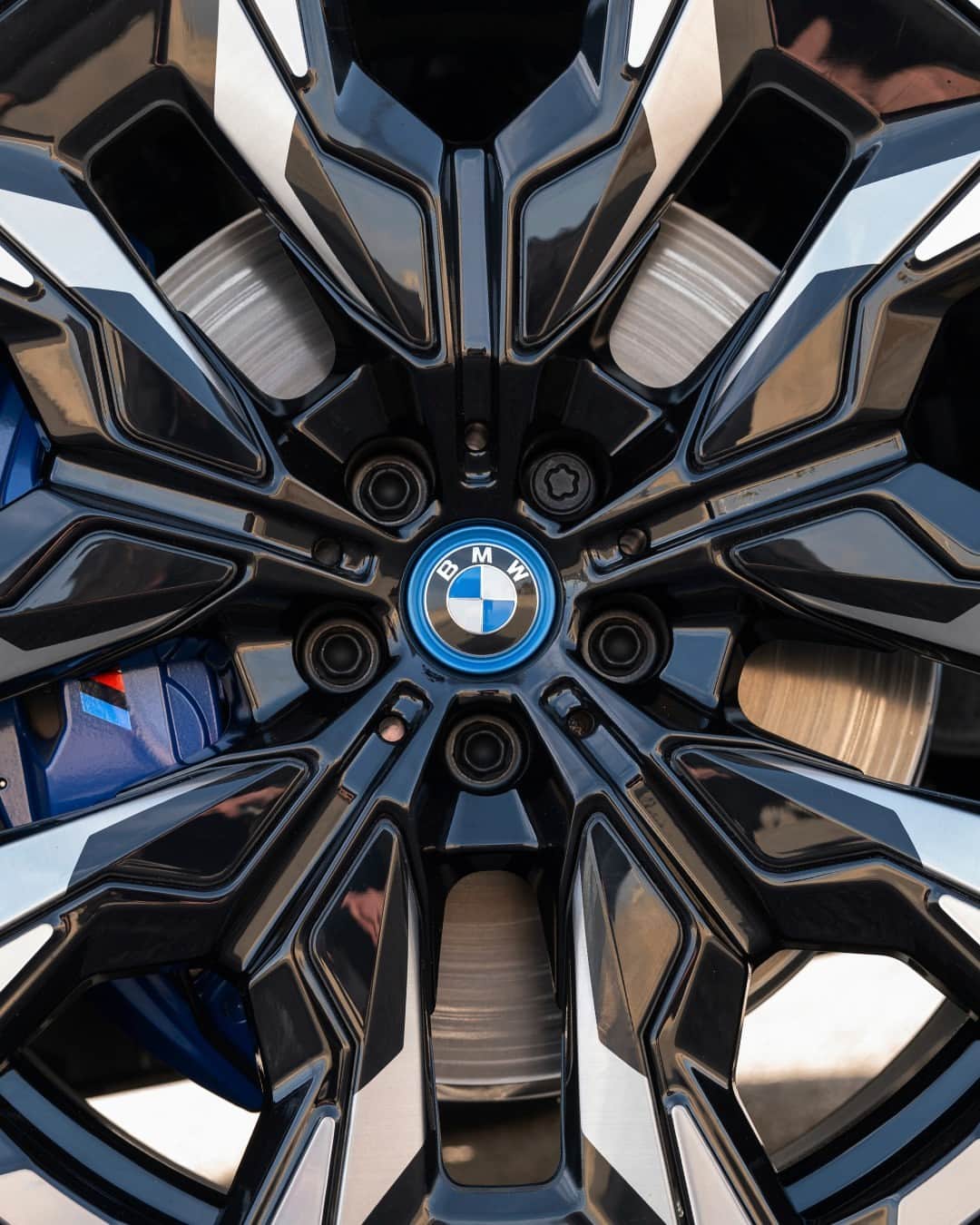 BMWのインスタグラム：「Every detail, made to make your day spin with joy.  THE NEW i5. 100% Electric.  #THENEWi5 #THEi5 #BMW #BMWi #BornElectric #BMWElectric __ BMW i5 eDrive40​*: Combined power consumption: 18.9–15.9 kWh/100 km. Combined CO2 emissions: 0 g/km. Electric range: 497–582 kilometers. All data according to WLTP. * Preliminary data; no homologation figures available yet. Further info: www.bmw.com/disclaimer」