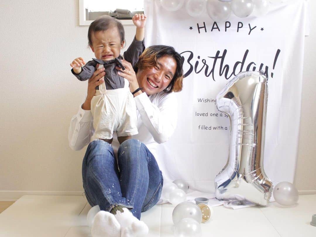 平尾壮さんのインスタグラム写真 - (平尾壮Instagram)「今日は息子の1歳の誕生日でした！！ 大好きで大好きで仕方ない自慢の息子です！  これからもずっと元気で笑顔でいて欲しいです👶😍  おめでとう春陽‼️」6月25日 17時44分 - hiraosou