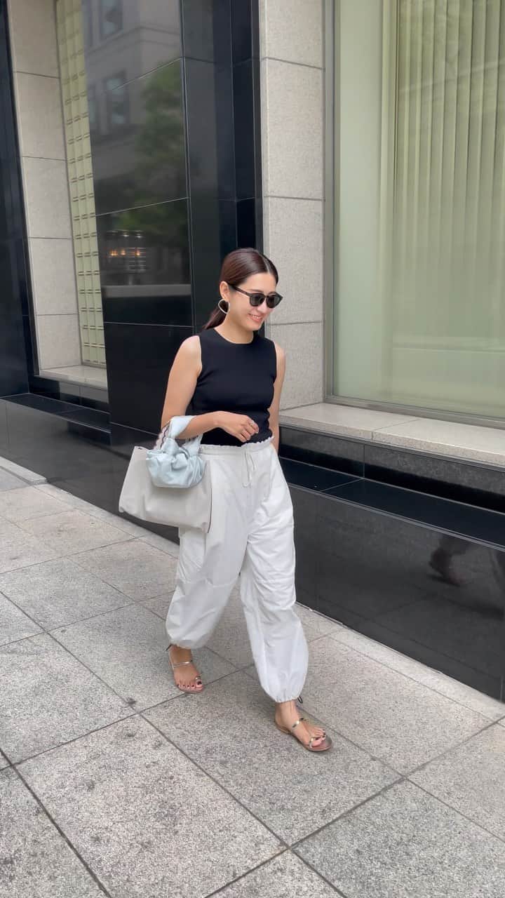 Hiromi Ｍaedaのインスタグラム：「Sunday 充電完了🫶🖤  #コーディネート#大人カジュアル#シンプルコーデ#モノトーンコーデ#therow#therowcollection#apstudio#カーゴパンツ#ストラップサンダル#シルバーサンダル」