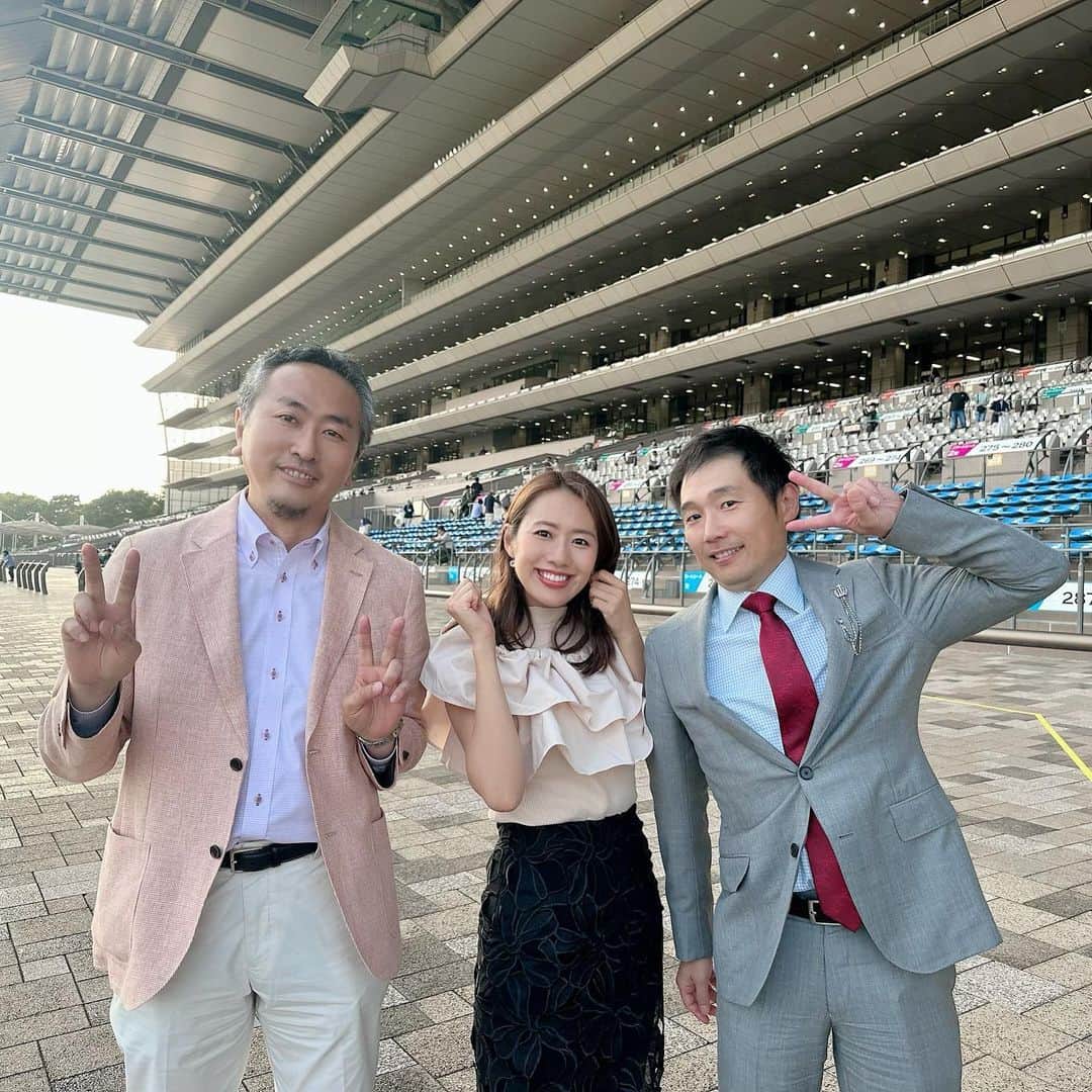 守永真彩のインスタグラム：「. . 上半期の東京開催も無事に終了しました☺️✨  それぞれ別のお仕事で東京競馬場に来たのですが、馬場解放のタイミングで 栗山求さん　@hyperion1930  井内利彰さん　@iuchitoshiaki_gmen  と合流出来たので記念にパシャリ📸✨  みんな宝塚記念的中できたので、いい笑顔です。笑  上半期の総決算「宝塚記念」 世界ランキング1位のイクイノックスが世界一の走りを見せてくれました🥹  お仕事中だったのですが、走り終わった後しばらく余韻に浸ってしまいました☺️ めちゃくちゃかっこよかったです！！！  馬券的には馬単&3連複的中🎯✨✨✨  夏も競馬頑張るぞーーー🔥  #宝塚記念 #東京競馬場」