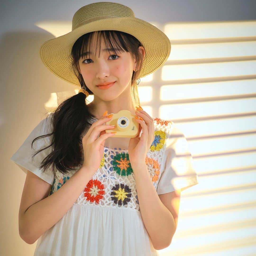 ニコ☆プチのインスタグラム：「🧡🍊🍹  夏の夕焼けグラデネイル💅🏻🌟 8月号を見てマネしてみて〜！！😚  📸Photo by @kusumoto_takaki  👗Stylist by @stylist_tanakaayumi  💄Hair&Make by @erina731  👧🏻Models by @riri___nakase   #ニコプチ #ニコプチモデル #中瀬梨里 #jc1 #ネイル #夕焼けネイル #夕焼けグラデネイル #オレンジネイル #小学生ファッション」