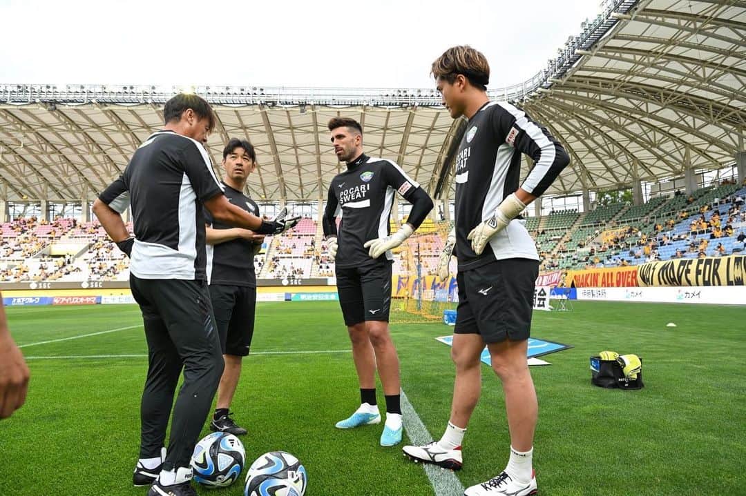 徳島ヴォルティスのインスタグラム：「【6/25(日)18:00 仙台戦(アウェイ)】 ピッチ内アップ開始🔥 まもなくKICK OFF  #徳島ヴォルティス #vortis #Ｊリーグ #football」