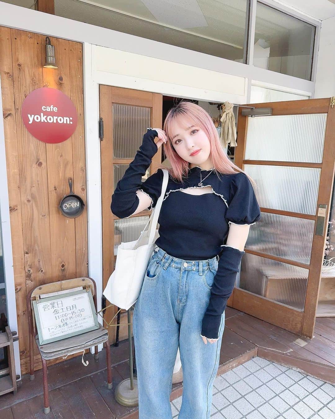 のインスタグラム：「🫶🏻 ⁡ ⁡ 弟とデートした日🐈‍⬛ ⁡ 姉は弟にも盛ってくれ！ と、指示しながら写真撮らせます😇👊🏻 なかなかうまい弟よ！いつもやるやん🤍   またお姉ちゃんとデートしような😋 ⁡ ⁡ ⁡ #bubbles #バブルス #pinkhaircolor #accessory #earrings #ピンクヘア #ヘアカラー #ootd #ピアス #ピアス女子 #셀스타그램 #얼스타그램 #데일리룩 #오오티디 #먹스타그램 #맛스타그램」