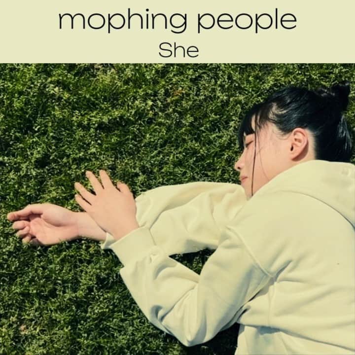 Ritsukoのインスタグラム：「【mophing people New Release】  💎先行配信シングル第2弾！！  「#She」 配信スタート！！🌍🎉  ✨✨✨✨✨✨✨✨✨✨  🎧楽曲配信サイト  https://orcd.co/mophing-people-she  🎥「She」 MV https://youtu.be/8WIoyowDGD   めちゃ爽やかで良い曲なんで、是非聴いてもらいたいです🎵 MVに出演の女の子が可愛いです👧🎥  感想聴かせてもらえたら嬉しいです✨  #mophingpeople  #mppp  #新曲配信 #rumaniamontevideo #少年ナイフ #soundflatrecords #世界同時配信 #Topsyturvyrecords」