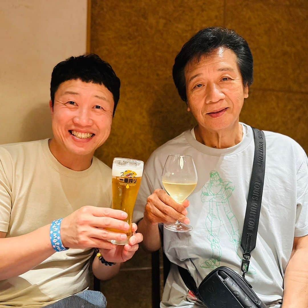 前川清さんのインスタグラム写真 - (前川清Instagram)「そしてお疲れ乾杯🥂の 至福の一杯をえとう窓口さんと❤️ @madoguchi_eto   そして来週水曜日からは ファミリーコンサート🎤も始まります。 6/28（水）佐賀市文化会館 6/28（水）パトリア日田 6/30（金）マルマエホール出水 6/30（金）霧島市民会館 7/1（土）指宿市民会館 是非遊びに来てください✊  #前川清 #えとう窓口 さん #お疲れ様でした  #乾杯 #至福のひととき  #ファミリーコンサート #来てね #55周年イヤー」6月25日 17時54分 - maekiyoinsta