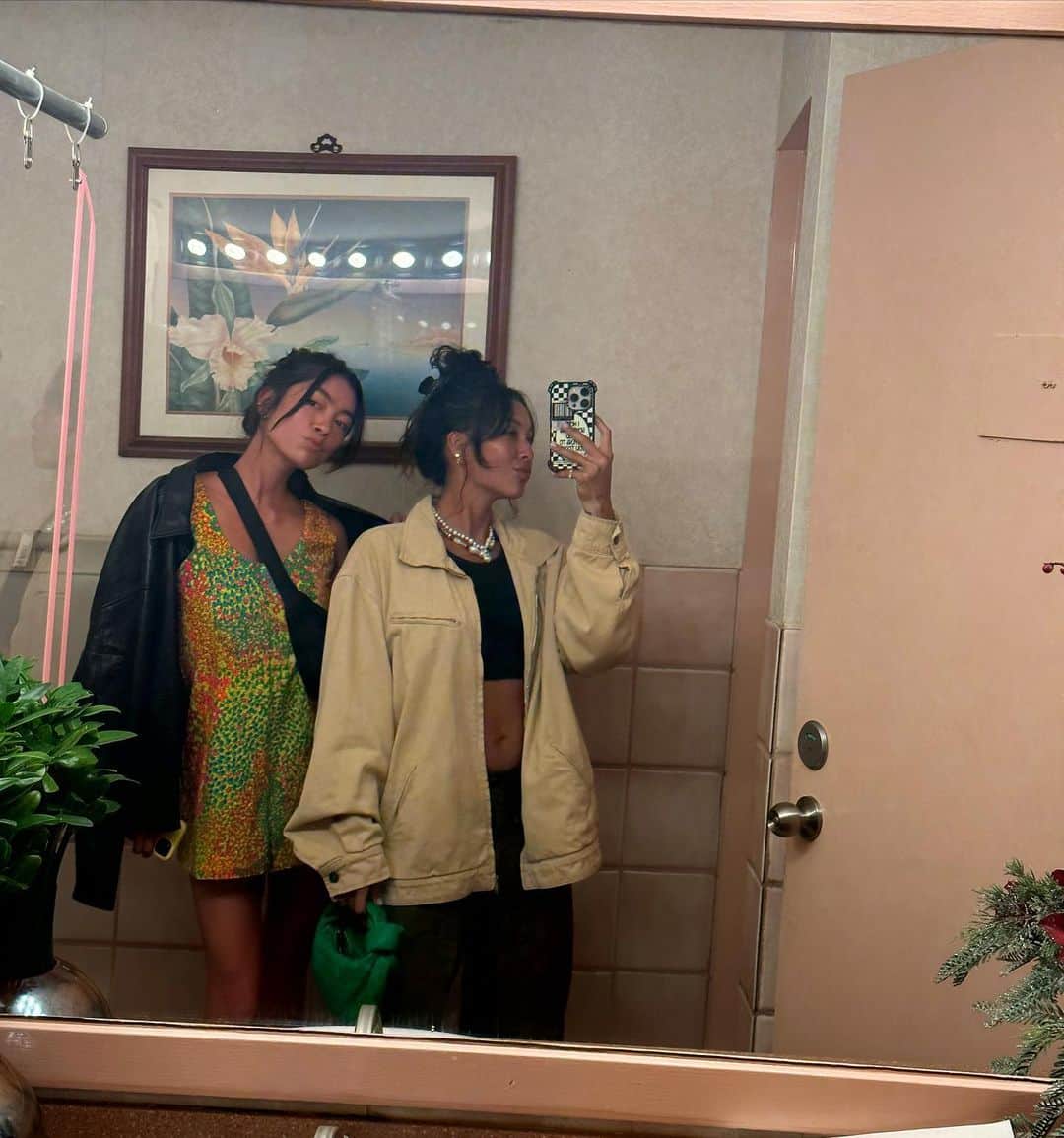 のインスタグラム：「Instagram for the grid 🫶🏾 @nanea.alden what’s a girls night without a bathroom selfie…」