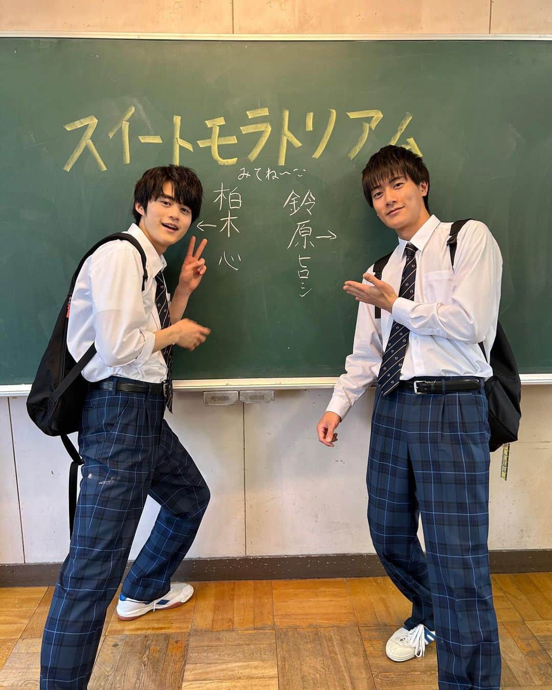 村井の恋さんのインスタグラム写真 - (村井の恋Instagram)「🍭 #スイモラ オフショット 📸  心とクラスメイトの鈴原くん🌟 ふたりで一緒に黒板にらくがき！？✍️  ／ 🍭#スイートモラトリアム 🍭 第5話をTVerで無料配信中!!📢✨ #Paravi #UNEXT で第6話先行配信中📡 ＼  #タイトル文字は鈴鹿さん作👨‍🏫 #鈴鹿央士 #立石ケン #小西桜子 #田辺桃子 #毎週火曜深夜24時58分から放送中!! #tbs #ドラマストリーム #マンガボックス #新ドラマ #ドラマ #TBSドラマ」6月25日 18時00分 - tbs_drama_stream