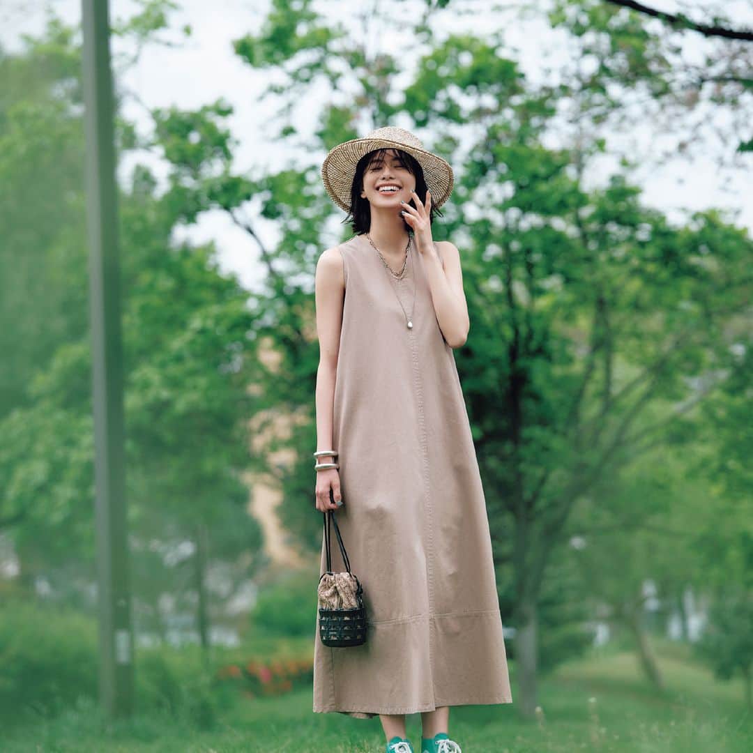 のインスタグラム：「【#BAILA今日のコーデ】 リラックスしたい日曜日のツーマイルワンピース🌿  休日感満点のデニムワンピで大人カジュアル🍔  コシのあるデニム生地をたっぷりと使っているため、全方位きれいなシルエットを実現する一枚。甘さ控えめのサンドベージュのおかげで、さらりと着て大人カジュアルが完成。ほっこり見えないよう、アクセサリーは辛口なシルバーで統一🌈  one piece @milaowen_official  ------------------------ #BAILA7月号 掲載 #佐藤晴美 さん @sato_harumi__official  #ワンピース #ワンピースコーデ #デニムワンピ #毎日コーデ #今日のコーデ #通勤コーデ #コーディネート #コーデ #今日の服 #バイラ #ootd #coodinate #fashion #instafashion #BAILA  #bailafashion #baila_magazine」