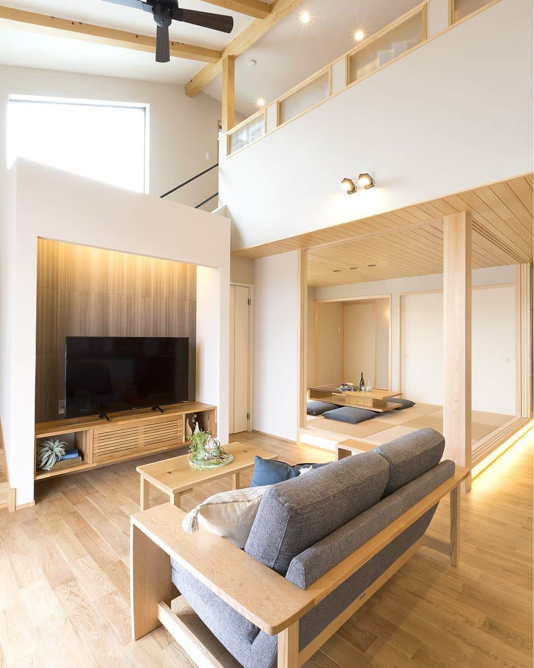 OKOCHI STYLE(香川県) さんのインスタグラム写真 - (OKOCHI STYLE(香川県) Instagram)「家族が集まる開放感たっぷりの リビングルーム集めました✨✨ ーーーーーーーーー  香川県で木の家を建てる大河内工務店。 HPでは、施工事例を多数ご紹介しています。 家づくりをお考えの方は【フォトギャラリー】をご覧ください。  ーーーーーーーーー プロフィールからHPへ→@okochi.komuten ーーーーーーーーー  街角リゾート木きん堂倶楽部のインスタもご覧ください(カフェ&ギャラリー情報)🌟  ーーーーーーーーー @mokkindo.cafe  #新築 #新築一戸建て #マイホーム #マイホーム計画 #インテリア #注文住宅 #かわいい家 #おしゃれな家 #かっこいい家 #家づくり #工務店だからつくれる家 #暮らしを楽しむ #大河内工務店 #自由設計 #木の家 #木の家づくり #自然素材の家 #香川イベント #香川の家 #香川県工務店 #香川県完成見学会 #リビング」6月25日 18時00分 - okochi.komuten