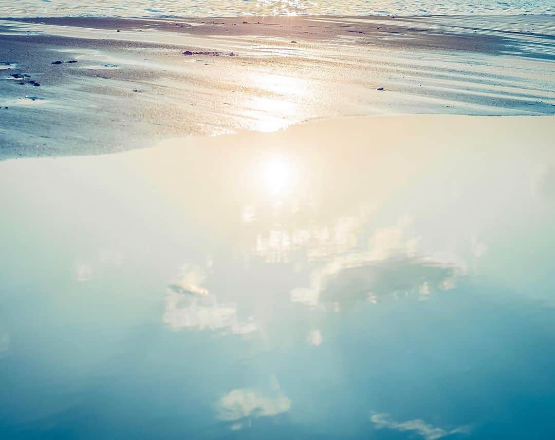 国分真央のインスタグラム：「. reflection 𓂋  ⁡水面に映し出される 空の美しさ。」