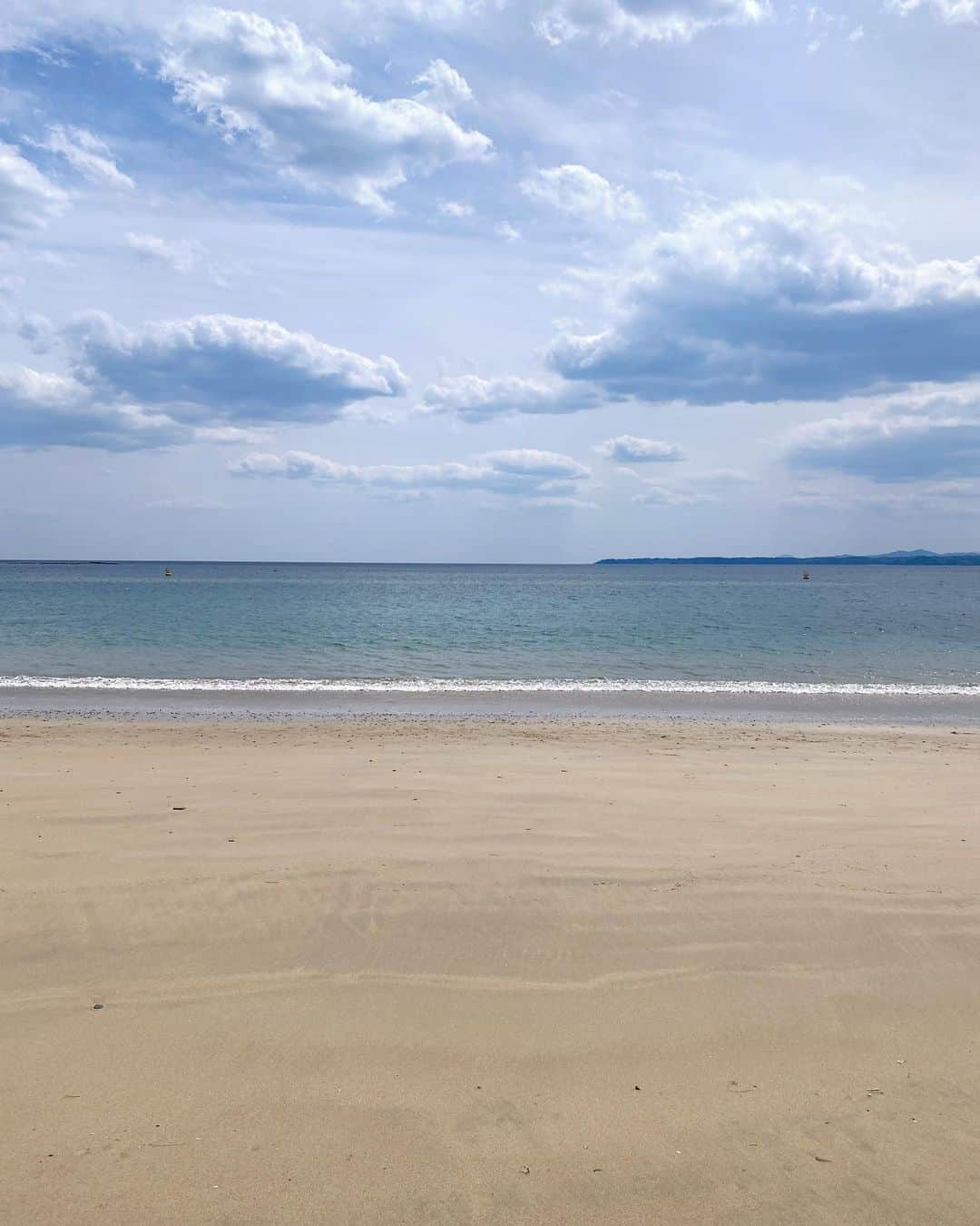 茉莉さんのインスタグラム写真 - (茉莉Instagram)「🌊💛🫶 (スワイプしてね🌿) . . 宮城県、おすすめスポット📍 『大谷海岸』🐚 . . ここは、東日本大震災の津波の影響で砂浜の多くが失われてしまっていた海岸なんです… かつては6万人以上が訪れていた賑わいの溢れる場所だったそう… 一時は10mもの防潮堤を作る案もありましたが、地域の方々から愛され続けているからこそ、以前からあったこの美しい砂浜を復活させることができたんだそうです。😌✨ . . 打ち寄せる波がとても美しく輝いて見えました…。😭 すぐ側には道の駅もあるので お買い物やドライブコースに最適です🚙☀️ また必ず訪れたい場所になりました🧡 . . . #女ひとり旅 #バンライフ#車中泊#車中泊女子#日本一周#東北一周#一人旅#わんことお出かけ #わんこと旅行 #ワンちゃんok #大谷海岸#道の駅大谷海岸#宮城観光#気仙沼#海水浴場 #デリカのある生活 #デリカd5#キャンピングカー生活」6月25日 18時03分 - mari._xx