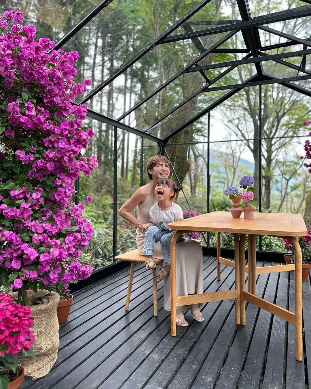 長谷川あやのインスタグラム：「・ まったり自然を感じたいということで話題の NICOLAI BERGMANN HAKONE GARDENS🌼  最後は走り姿がオバすぎて 悲しくなった動画です。笑 （一応陸上部だったんだけどな〜🤔）  👧 @lics.official  🧑 @akte_official   #ニコライバーグマン箱根ガーデンズ#アクテ#akte#子供のいる生活#女の子ママ#小夏のいる生活#4歳#箱根女子旅」