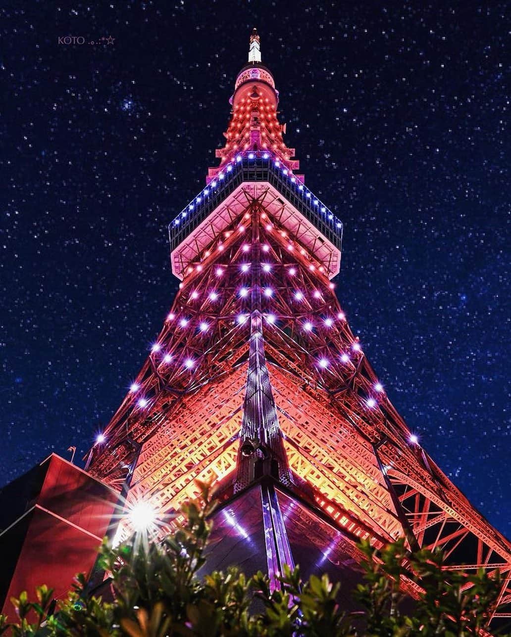 東京タワーさんのインスタグラム写真 - (東京タワーInstagram)「. 本日ご紹介するお写真（作品）は 東京タワーのバックに星空を 合成したこちらの一枚！   都会では、見ることができない 満天の星空ですが、   こんな星空を背景に 東京タワー🗼を見上げることができたら 最高に癒されるでしょうね〜😆   本日は、Your Tokyo Tower🗼から @dale7keity さんのお写真をご紹介！   素敵なお写真をありがとうございました😊  --------------------------------  【 お知らせ 】   東京上空150mに現れるかがやきの星空世界 夏の風物詩「天の川イルミネーション」を開催！  開催期間は、 6月16日(金)～9月24日(日)  詳細はプロフィールの ストーリーズハイライト「天の川」から↓↓↓ @tokyotower_official  --------------------------------  #東京タワー #東京タワー🗼  #tokyotower  #tokyotower🗼 #星 #星空」6月25日 18時11分 - tokyotower_official