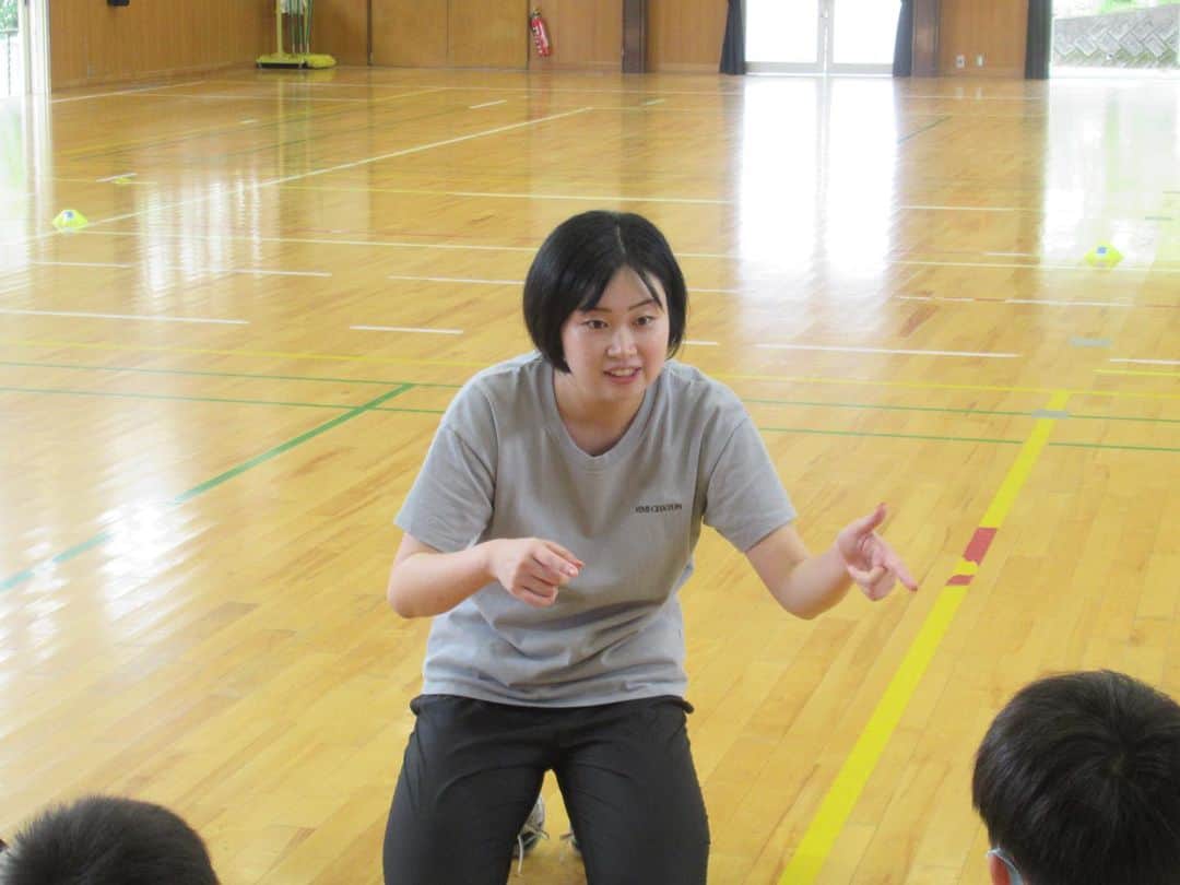下平夏奈さんのインスタグラム写真 - (下平夏奈Instagram)「JFAこころのプロジェクト『夢の教室』  📍岐阜県 中津川市  坂本小学校5年1組2組の45名の皆さんへ お話をさせていただきました。  出会いの時間では、 体育館で子どもたちと楽しく身体を動かしながら ゲームクリアに向けて、みんなで意見を出し合い、 汗を流しながら一緒にチャレンジしました。  その後は教室に移動し、夢の授業トークの時間。  これまでの私の人生を振り返りながら ターニングポイントとなった 嬉しかった出来事、辛かった出来事を できるだけその時の気持ちが伝わるように... ストーリーとしてお話しました。  好きなこと。嫌いなこと。 得意なこと。苦手なこと。  夢が出来るタイミングも人それぞれです。  人と比べるのではなく 『自分が楽しいと思うこと』 『心がワクワクする好きなこと』 を追求していってほしいなと思います！  何か一つでも誰かの心に寄り添う、 頑張るエネルギーになる お話ができていたらいいなと思います！✨  坂本小学校5年生みなさんの 真っ直ぐでキラキラした目が印象的でした！ 沢山、発表してくれてありがとう☺️  この後、みなさんが書いてくれた 夢シートを見るのも楽しみです♪  ・  夢の教室を行うにあたり 事前準備や当日サポートをしてくださった ディレクターの上田麻紀さん アシスタントの小林弥生さん  JFAこころのプロジェクトの皆様 坂本小学校の先生方  貴重な機会をありがとうございました！！  これからもスポーツを通して、 沢山の方が笑顔になれる活動を続けていきたいと思います♪  #ユメセン #夢先生 #こころのプロジェクト  #バレーボール #夢の教室 #JFA #岐阜県中津川市  #体験学習 #スポーツ #スポーツ体験 #アスリート  #セカンドキャリア #フリーランス」6月25日 18時23分 - kana0412.sss