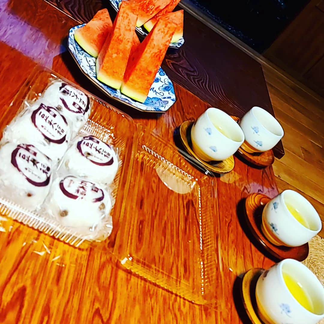 涼平さんのインスタグラム写真 - (涼平Instagram)「MV撮影終了後、みんなでお茶をしました🍵  #MIGIMIMISLEEPTIGHT  #7summers」6月25日 18時15分 - mm_peko