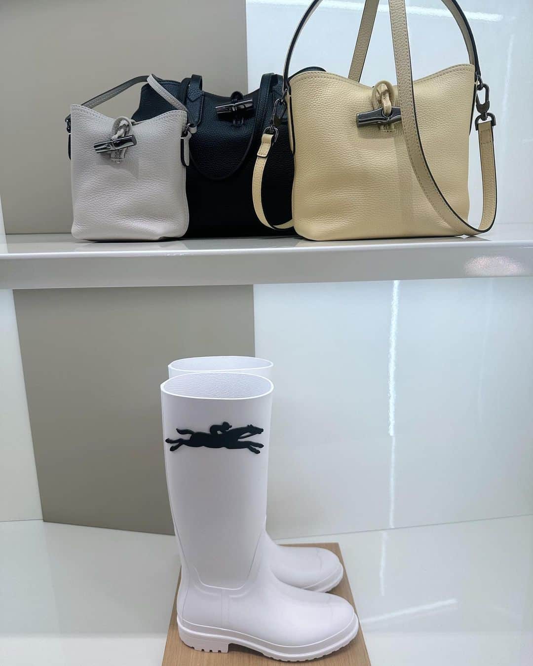藤田みりあさんのインスタグラム写真 - (藤田みりあInstagram)「@longchamp AWコレクション🍂 パリの競馬場で過ごす日曜日がテーマなんだって🐎 ⁡ ホワイトのバニティー型のバッグをチョイス 柄物のお洋服に合わせるとかわいいね👝♡ ⁡ 他のアイテムたちもとっても可愛かったので ぜひロンシャン ラ メゾンに遊びに行ってみてください🪿 ⁡ #PR #Longchamp #LongchampFW23 #ロンシャン ⁡」6月25日 18時16分 - miria_fujita