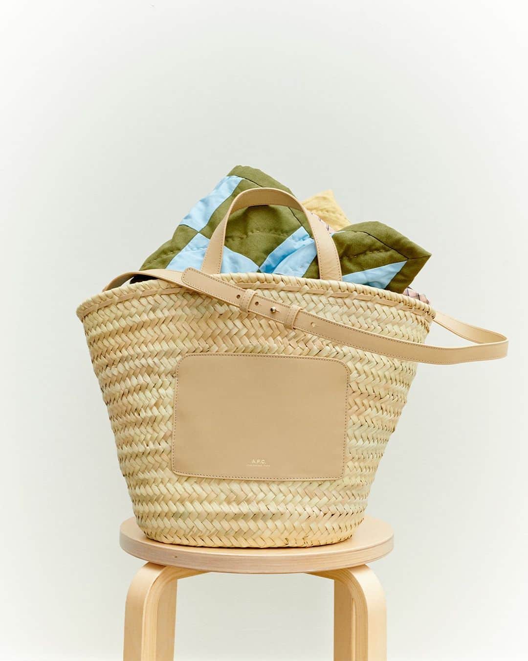 アーペーセーのインスタグラム：「The A.P.C. Zoe basket in dune.  Also available in cherry blossom and nut brown in stores and at apc.fr.  #APCParis」