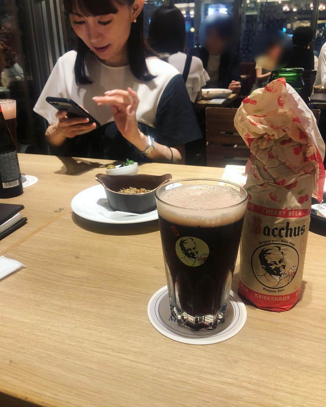 石川由香里のインスタグラム：「さおちゃんが お誕生日を 祝ってくれました☺️  「最近 お誕生日プレートとか 出しくれるお店 減ってない？」と 言っていたけど…  さおちゃん、 それはね、 わたしたちが そういうかわいいお店に 行ってないからだよ！  っと 教えてあげました🤣  日本酒バリバリに 飲みながら お誕生日プレートないーって（笑）  世界のビールも おいしかったです🥰  シメは一蘭🍜  最高の夜でしたー！」