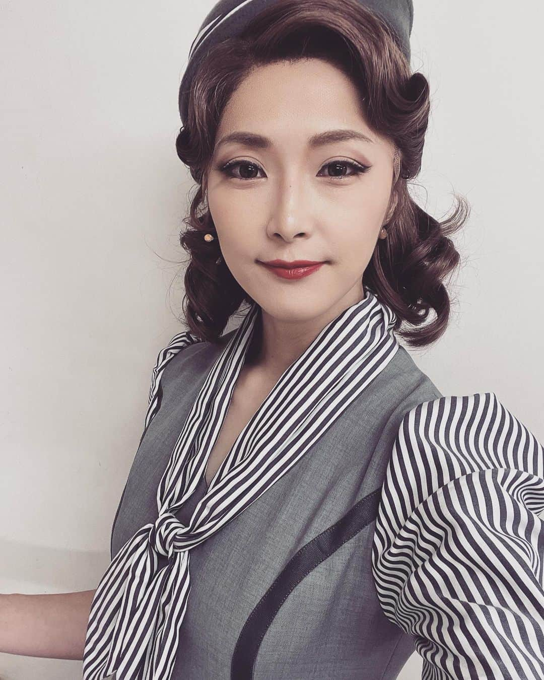 小林由佳さんのインスタグラム写真 - (小林由佳Instagram)「2幕頭の店員さん💄 #エリヘレ #衣装 #落ち着く #デザイン #color ピンクは可愛いけど、個人的にはこーゆう方が、落ち着きます🫣 全部衣装可愛いのです。」6月25日 18時18分 - ykp_qkb