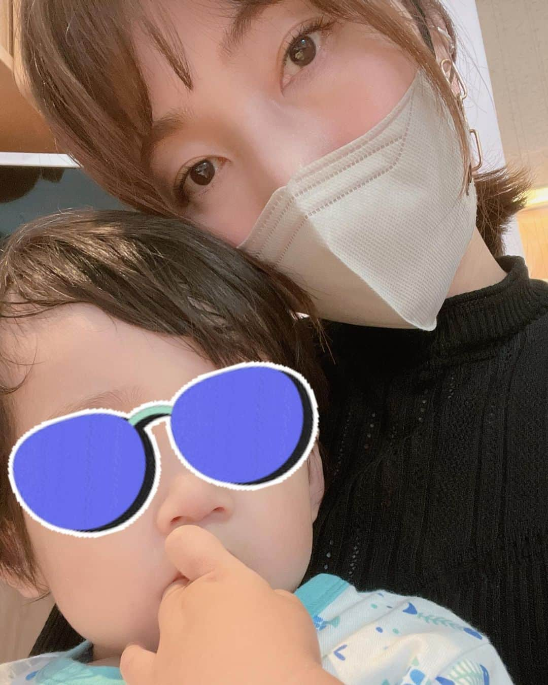 高橋里帆さんのインスタグラム写真 - (高橋里帆Instagram)「14日からの高熱で熱が下がらず肺炎で入院しました。  入院時は仕事で京都に行っていて親にお願いし。本当親に感謝です。 付き添いができずに心配で夜は寝れず。。。  次の日、面会に行くと寝たきりで起き上がる事もできなかったのにお座りができる様に。 固形のご飯もきちんと食べれるようにまで回復していました。 少しホッとしました。 まだまだ点滴も取れず、咳もしていますが、見ているのも辛い状態を乗り越えられました。 早く良くなります様にと、母は祈るばかりです。  #赤ちゃん#baby#boy#男子#ママデビュー#男子のママ#第一子#赤ちゃんのいる生活#ママと息子#ベビスタグラム#ベビメモ#成長記録#赤ちゃんのいる暮らし#ママスタグラム#うちの子 #肺炎#入院」6月25日 18時24分 - takahashi.riho