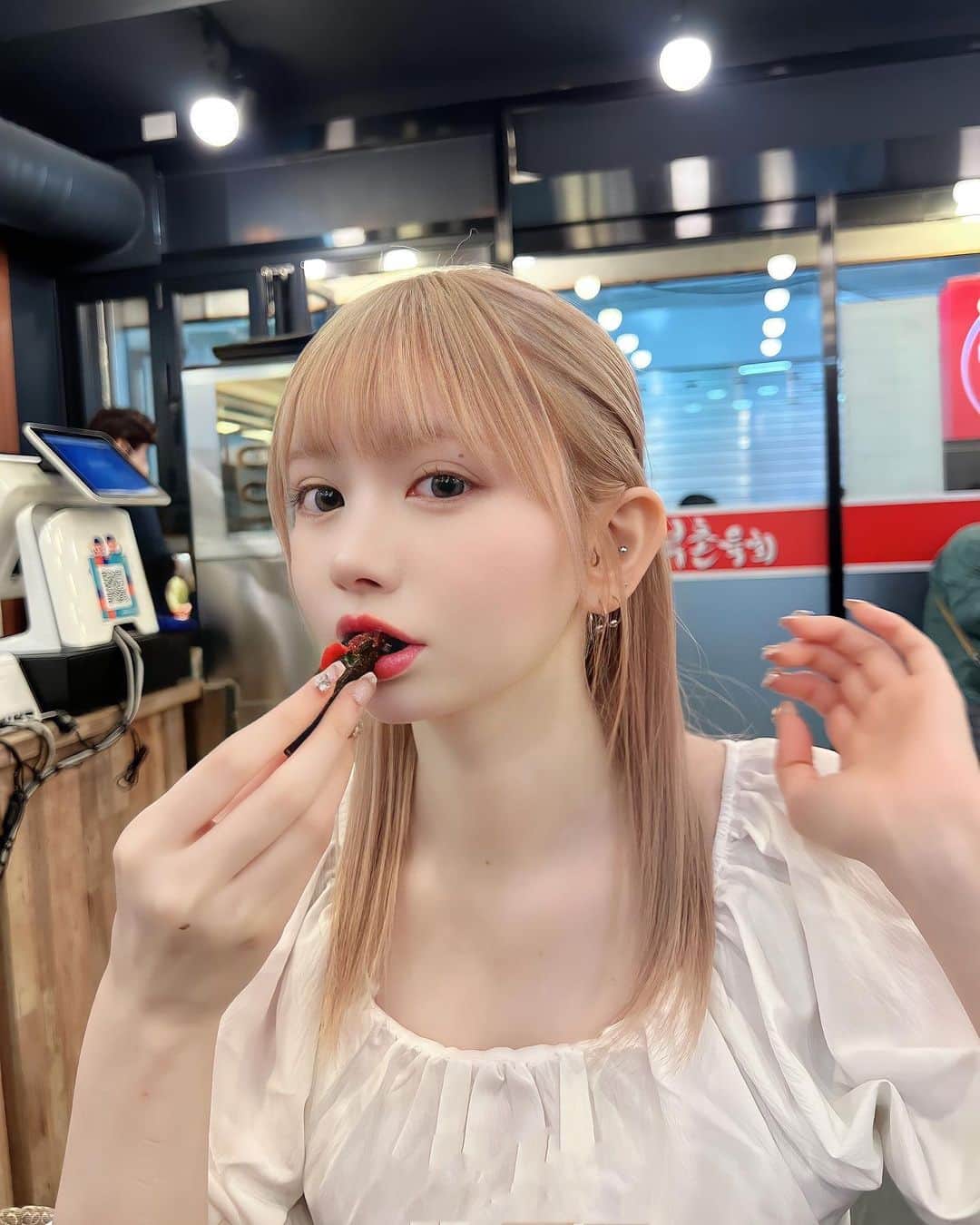 若林萌々のインスタグラム：「ストーリーで好評だったユッケ食べてる写真🍉  いつもSBC池袋東口院さんで医療脱毛してます♡さらさら肌🫶🏻今回もありがとうございました！🐈」