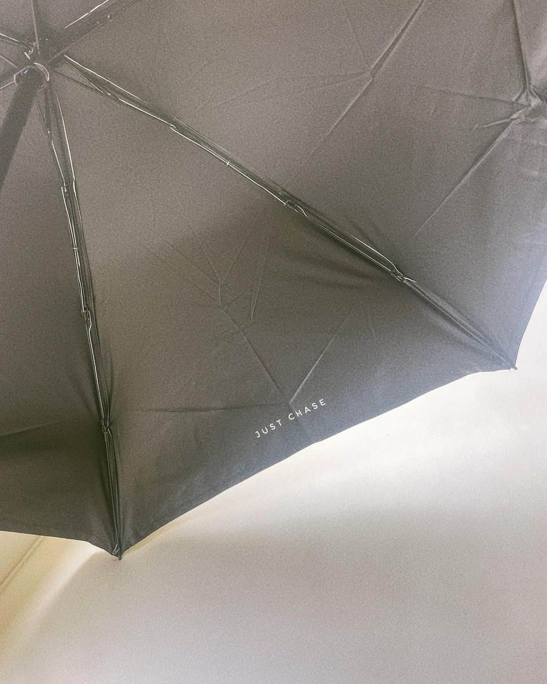 田中マヤさんのインスタグラム写真 - (田中マヤInstagram)「小さいバッグにも入る 晴雨兼用の日傘探してて見つけた！ @_novae.jp_   片手におさまるコンパクト！ 急に降る雨の時も！ 急に晴れた！って時にも！ 小荷物な私にはとっても嬉しいサイズ感🤍  @vasic_japan のNEW BAGも お気に入り🖤  #晴雨兼用  #日傘 #コンパクト #晴雨兼用傘 #uv #日焼け対策 #uv対策」6月25日 18時40分 - tanakamaya__official