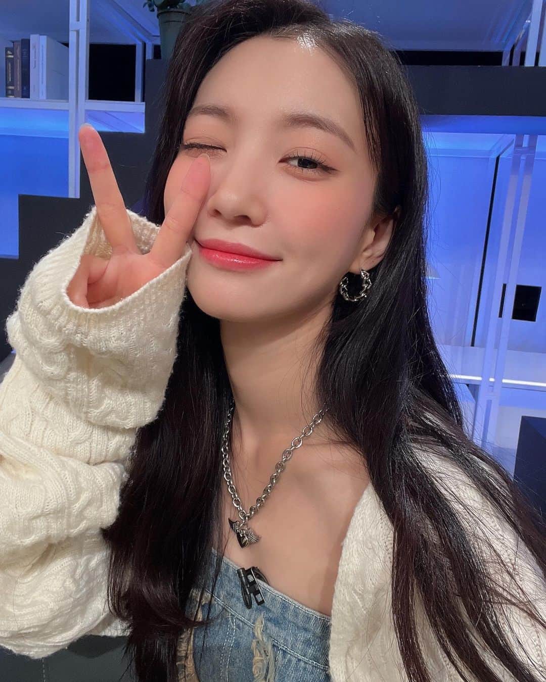 OH MY GIRLさんのインスタグラム写真 - (OH MY GIRLInstagram)「잠시 후 7시 10분, 'KBS1 이슈 Pick, 쌤과 함께'에 #유빈 이가 출연합니다😊 오늘도 유빈이와 유익한 시간 함께 보낼 크리 여러분들은 본방사수로 만나요🫶  #오마이걸 #OHMYGIRL #OMG」6月25日 18時40分 - wm_ohmygirl