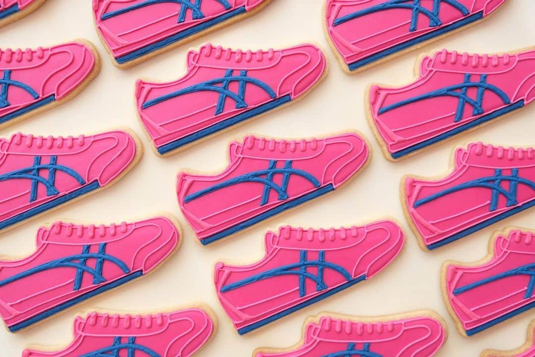 KUNIKAのインスタグラム：「Onitsuka Tiger Mexico 66 cookies👟💗💗💗  When you are shopping over £250 at @onitsukatigeruk flagship store at Regent St, you will get this cookie. 🎁  This pink Mexico 66 is main visual for @izukat692 solo exhibition at @tigergallery1949 until Sep 22. 🐯  #onitsukatiger #izumikato」