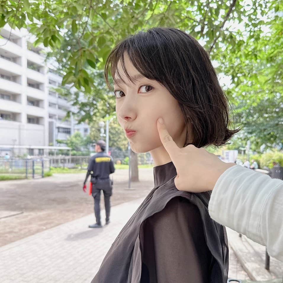 波瑠のインスタグラム：「夏のドラマのお知らせもできますこと。 とてもありがたく思います。  こっち向いてよ向井くん 坂井戸洸稀を演じます！  写真は向井くんの真似してみました😊」