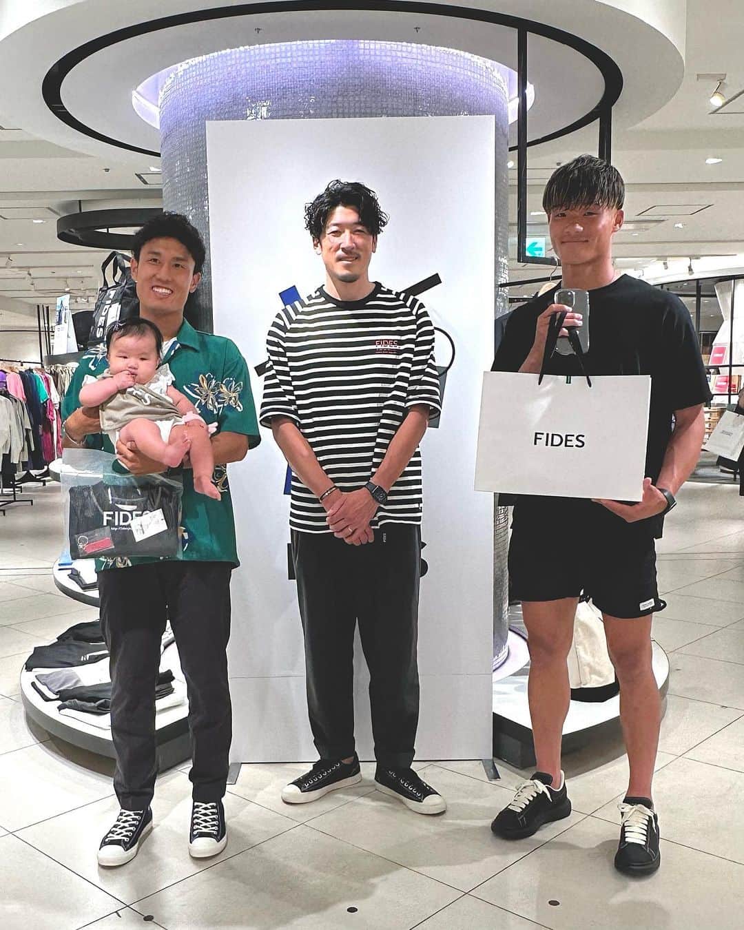 小林久晃さんのインスタグラム写真 - (小林久晃Instagram)「. 名古屋栄三越POP UP5日目。 本日もたくさんのご来店ありがとうございました。 今日は鳥栖時代のチームメートの @keisuke_funatani 、FCマルヤス岡崎の @u39kenta 39 、 @e_taro.1207 、岡部拓実選手が駆けつけてくれました。色々な繋がりに感謝です。また会えるのを楽しみにしてます。 #船谷圭祐 #内田健太 #角井栄太郎 #岡部拓実 #4か月の娘ちゃん #抱っこ下手すぎて諦めた #friends  #thanks  #fides #nagoya #nagoyamitsukoshi」6月25日 18時38分 - teruteru620