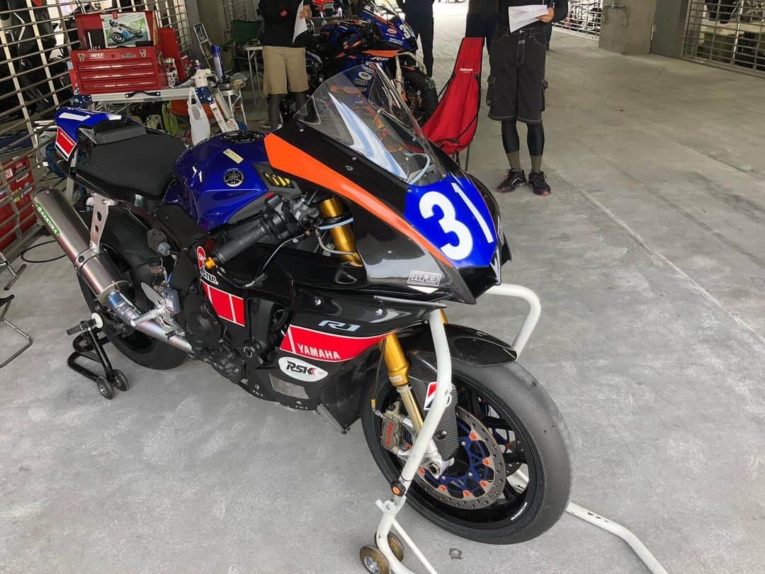 KIYOのインスタグラム：「毎年恒例のMCFAJクラブマンロードレースに行ってきました。  #mcfaj #mcfajクラブマンロードレース #fujiinternationalspeedway」
