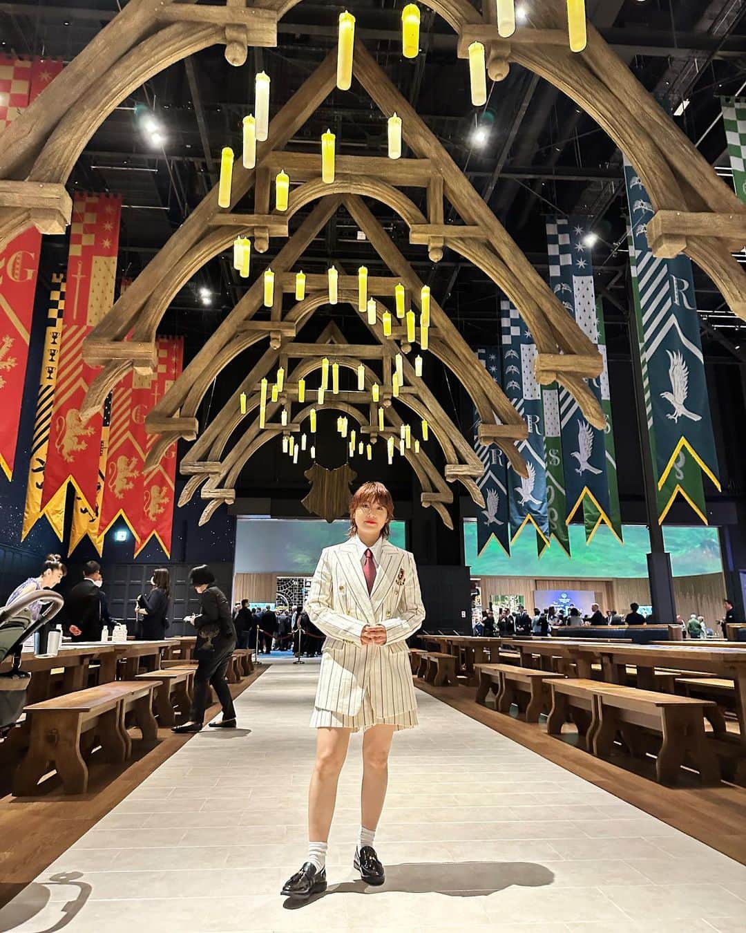 IMALUのインスタグラム：「「ワーナー ブラザース スタジオツアー東京 ‐ メイキング・オブ・ハリー・ポッター」にお邪魔させて頂きました！  ダニエル・ラドクリフ君と同い年89年生まれの私。映画「ハリー・ポッター」が出た時は同世代みんな釘付けで見ていました。自分も魔法学校に通いたい・・・！あの食堂でご飯が食べたい・・・！小さかった私は妄想を膨らませながらワクワクニヤニヤしながらずっと見ていました！  （何度駅の柱にカートを持って突っ込もうと思ったか・・・数え切れません・・・・）  「ワーナー ブラザース スタジオツアー東京 ‐ メイキング・オブ・ハリー・ポッター」はそんなハリポタの世界を体験できます！見るだけではなく体験型アトラクションも沢山あるし、グッツ売り場も広い広い・・・！  ツアーを隅から隅まで回るのは最低でも３時間はかかるでしょう！  (リールに動画載っています✨)  楽しすぎて帰りは久々に遊び疲れ。幸せな1日を過ごせました！素晴らしい体験をありがとうございました！  スペシャル感謝🙏🏻 @bachimcc   👗 @takayuki_sekiya  💄 @chihirops   #wbtourtokyo」
