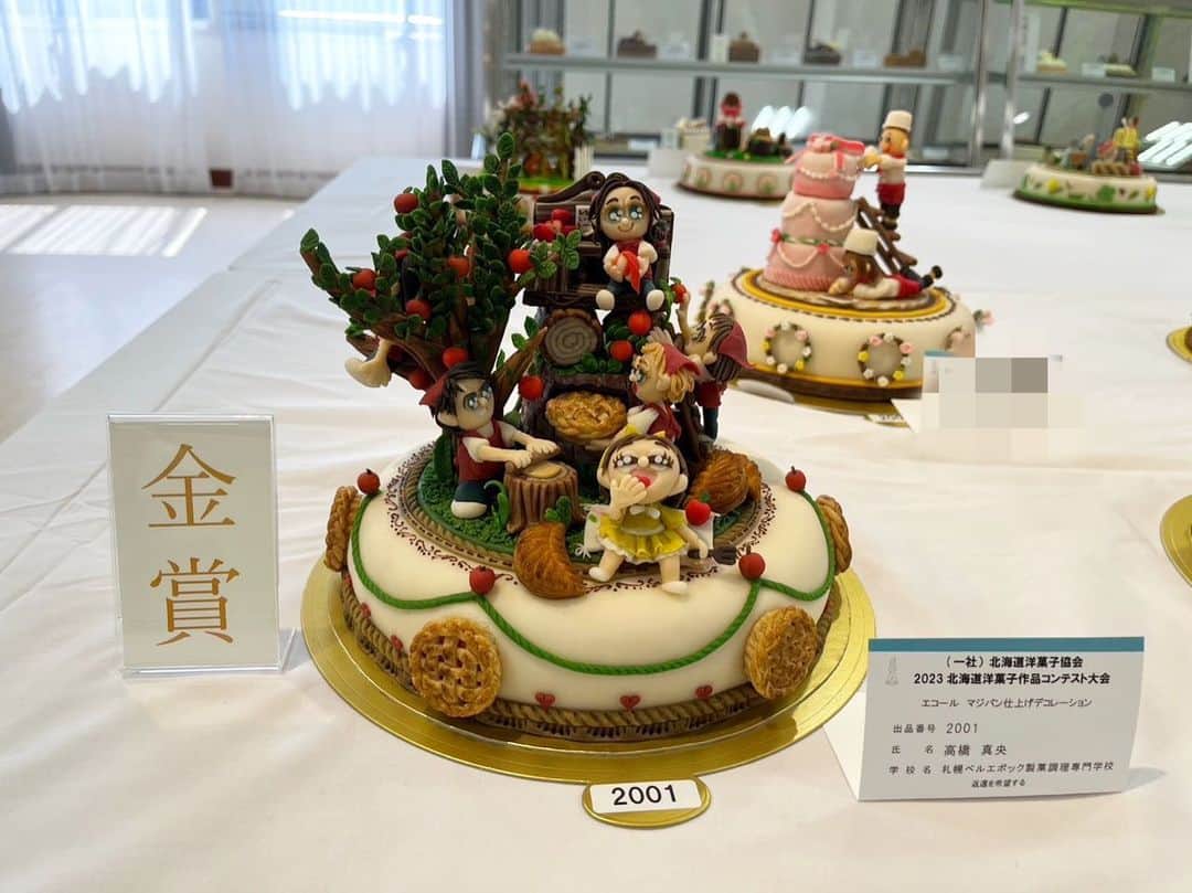 札幌ベルエポック製菓調理専門学校【公式】のインスタグラム：「2023 北海道洋菓子コンテスト 1・2年生がチャレンジ💪  ベルエポックでは、パティシエ科だけでなく、 調理系やカフェ系の学生もチャレンジ出来る環境です。 入賞しても、しなくても、 無駄にならない技術。  お客様のために見た目も美しいケーキを作る為の "細工菓子"は、卒業してからも活かせる技術です。 チャレンジした皆さん、お疲れ様でした✨  マジパン仕上げデコレーション 金賞　髙橋真央さん 札幌平岸高校出身  銅賞　榎本　和華さん 札幌手稲高校出身  マジパンモデリング部門 銀賞　青木羅菜さん 帯広大谷高校出身  銅賞　田邊友菜さん 帯広柏葉高校出身  帯広洋菓子協会会長賞 美山　若菜さん 聖心女子学院高校出身  入賞した皆さん、 おめでとうございます㊗️」