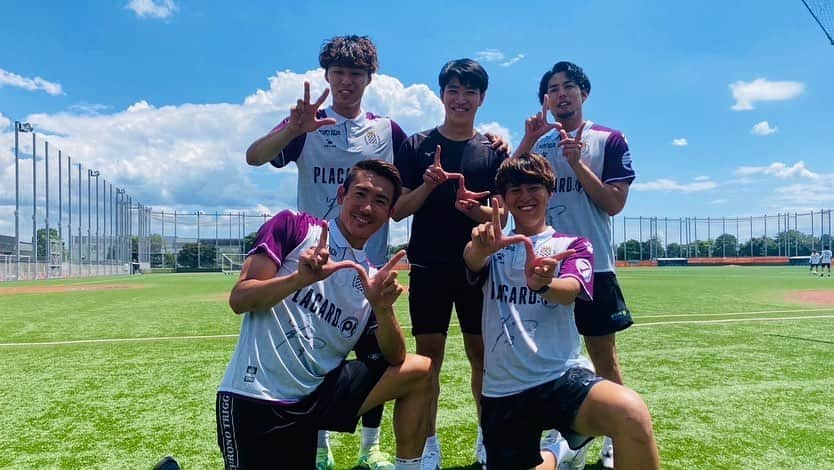 渡井理己のインスタグラム：「. . 大人気のサッカー系YouTuber・LISEMさんと、イングランドシュートとFK対決の2本コラボさせていただきました‼️⚽️ . ハイレベルな戦い！ めっちゃ楽しかったです😄 また一緒に撮影できるように頑張ります！！ 素敵な方達と撮影できて幸せでした😊 . Boavista FCサイン入りユニフォームプレゼント企画の応募方法は、  ⚫︎渡井理己のInstagramフォロー ⚫︎LISEMさんのチャンネル登録 ⚫︎irodori（サッカー選手の裏側ch）チャンネル登録  をしていただいた方で、この投稿に動画の感想とどちらのユニフォームを希望するかをコメントいただいた方から当選者を選ばせていただきます🎁✨ . たくさんのご応募と来シーズンの応援をよろしくお願いします(^^)」