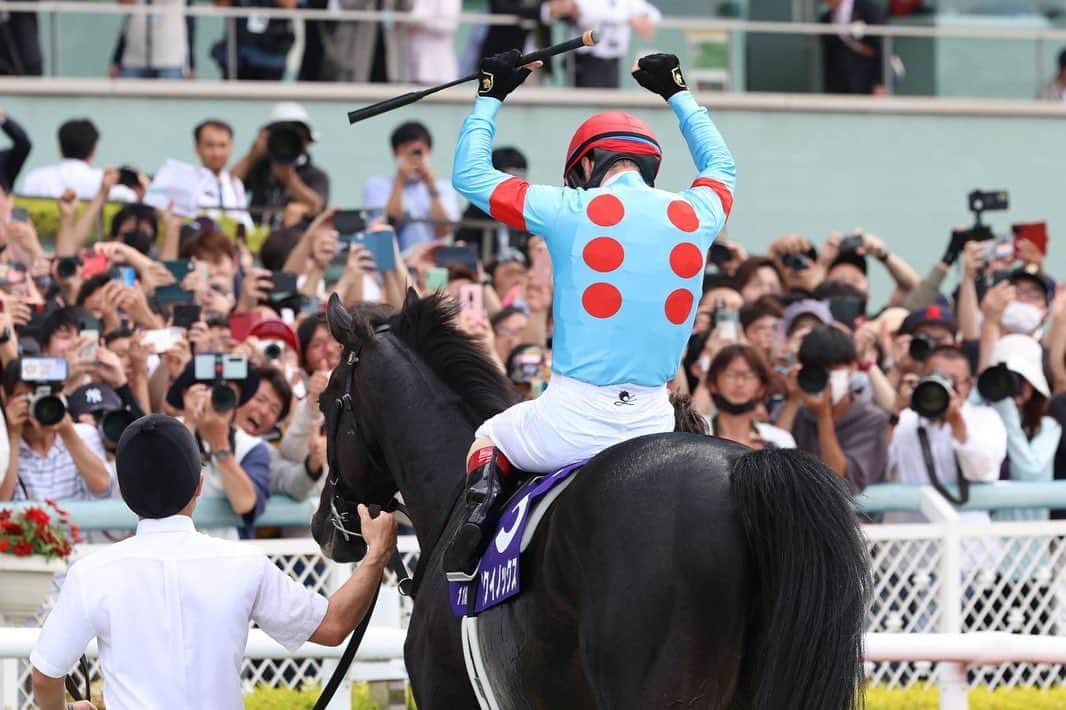 クリストフ・ルメールさんのインスタグラム写真 - (クリストフ・ルメールInstagram)「Equinox back with a bang in the G1 Takarazuka Kinen! 🥇 #CL   G1宝塚記念でエキノックス復活！ 🥇 #CL」6月25日 18時42分 - christophelemaire_officiel