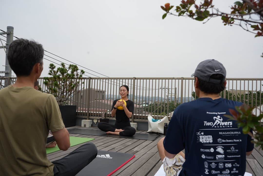 水野亜彩子さんのインスタグラム写真 - (水野亜彩子Instagram)「. 昨日は @rivervillagesurf  で開催された ピラティス&サーフィンにご参加くださり ありがとうございました✨ ピラティスでほぐし、軸を整え 汗をかいた身体を癒しに そしてロングライディングを求め海へGO🏖❣️ 初めての方もいらっしゃいましたが みんなロングライディング連発🌟  私自身ピラティスを行った後に海に入ると 下半身と上半身が連動し、いつもより安定感も増して ターンが行いやすくなるのを毎回実感し、 ピラティスって凄いなーって感じます❣️  やっぱり良いライディングが出来ると 自然と笑顔になり、楽しい時間を過ごせますよね♪ 初めての方同士でも 笑顔の絶えないレッスンとなりました✨  また次回、7/30に開催予定なので 是非ご参加お待ちしております💖  #サーフィン #湘南 #鵠沼海岸 #ピラティス #スクール #サーフィン女子 #サーフィンスクール #surfing #pilates」6月25日 18時43分 - asakomizuno