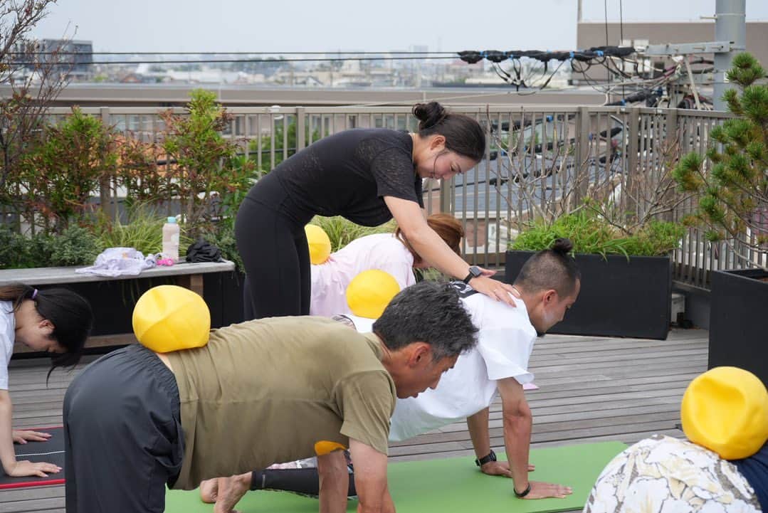 水野亜彩子さんのインスタグラム写真 - (水野亜彩子Instagram)「. 昨日は @rivervillagesurf  で開催された ピラティス&サーフィンにご参加くださり ありがとうございました✨ ピラティスでほぐし、軸を整え 汗をかいた身体を癒しに そしてロングライディングを求め海へGO🏖❣️ 初めての方もいらっしゃいましたが みんなロングライディング連発🌟  私自身ピラティスを行った後に海に入ると 下半身と上半身が連動し、いつもより安定感も増して ターンが行いやすくなるのを毎回実感し、 ピラティスって凄いなーって感じます❣️  やっぱり良いライディングが出来ると 自然と笑顔になり、楽しい時間を過ごせますよね♪ 初めての方同士でも 笑顔の絶えないレッスンとなりました✨  また次回、7/30に開催予定なので 是非ご参加お待ちしております💖  #サーフィン #湘南 #鵠沼海岸 #ピラティス #スクール #サーフィン女子 #サーフィンスクール #surfing #pilates」6月25日 18時43分 - asakomizuno