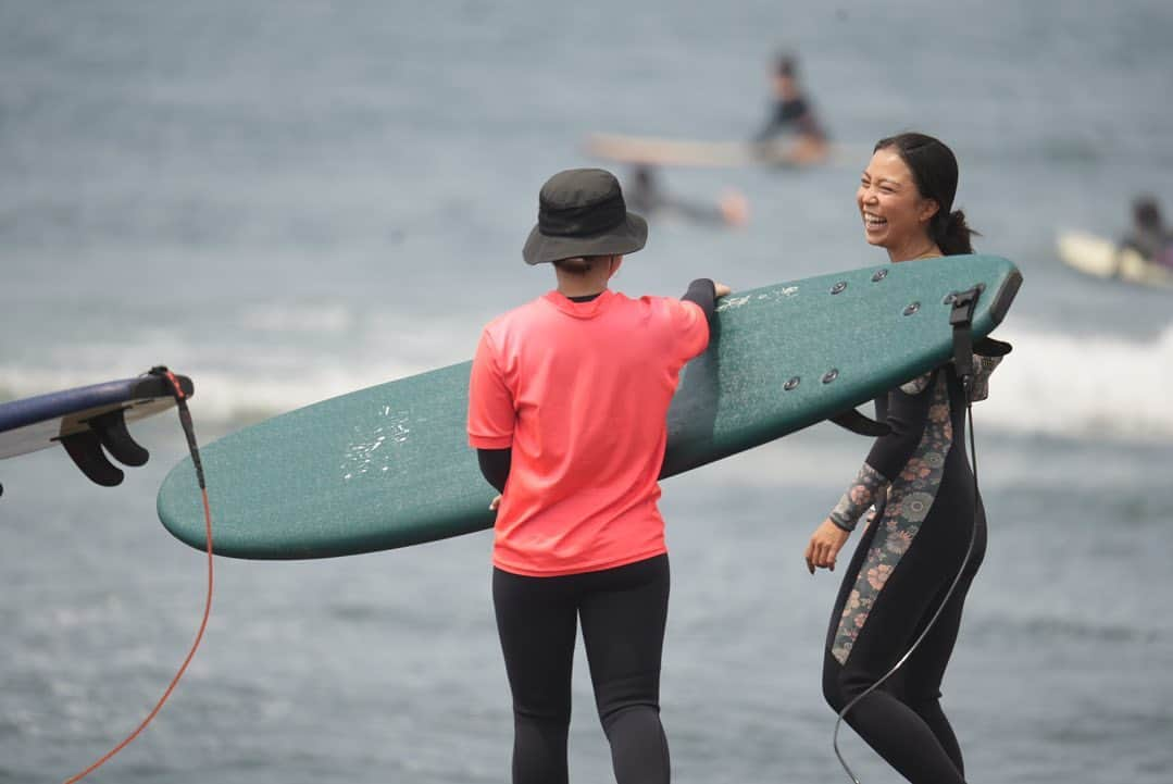 水野亜彩子のインスタグラム：「. 昨日は @rivervillagesurf  で開催された ピラティス&サーフィンにご参加くださり ありがとうございました✨ ピラティスでほぐし、軸を整え 汗をかいた身体を癒しに そしてロングライディングを求め海へGO🏖❣️ 初めての方もいらっしゃいましたが みんなロングライディング連発🌟  私自身ピラティスを行った後に海に入ると 下半身と上半身が連動し、いつもより安定感も増して ターンが行いやすくなるのを毎回実感し、 ピラティスって凄いなーって感じます❣️  やっぱり良いライディングが出来ると 自然と笑顔になり、楽しい時間を過ごせますよね♪ 初めての方同士でも 笑顔の絶えないレッスンとなりました✨  また次回、7/30に開催予定なので 是非ご参加お待ちしております💖  #サーフィン #湘南 #鵠沼海岸 #ピラティス #スクール #サーフィン女子 #サーフィンスクール #surfing #pilates」