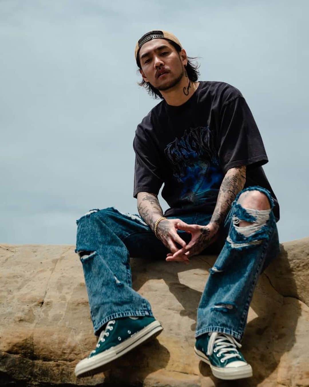 BITTER STORE OFFICIAL Instagramのインスタグラム：「. //この夏のストリートスタイルは味出しのグラフィックTシャツで！//  フロントに個性的なグラフィックをほどこしたインパクト抜群なデザインの半袖Tシャツは昨今街中でも見かけるストリートスタイルのトレンドアイテム👏  遊び心あふれるデザインと黒やチャコールの合わせやすい色味がポイント🔥  他のTシャツとは一味違う大人のこなれ感を醸し出してくれる一枚をぜひこの機会にお買い求めください😎  購入は写真をタップ！ 品番:cawi23-13  #bitter #bitterstore #mensfashion #mensstyle #メンズスタイル #メンズファッション #春コーデ #春スタイル #ロックt #バンドtシャツ #バンt #ストリートスタイル #ストリートファッション #ダメージデニム #ワイドデニム #ワイドデニムパンツ」