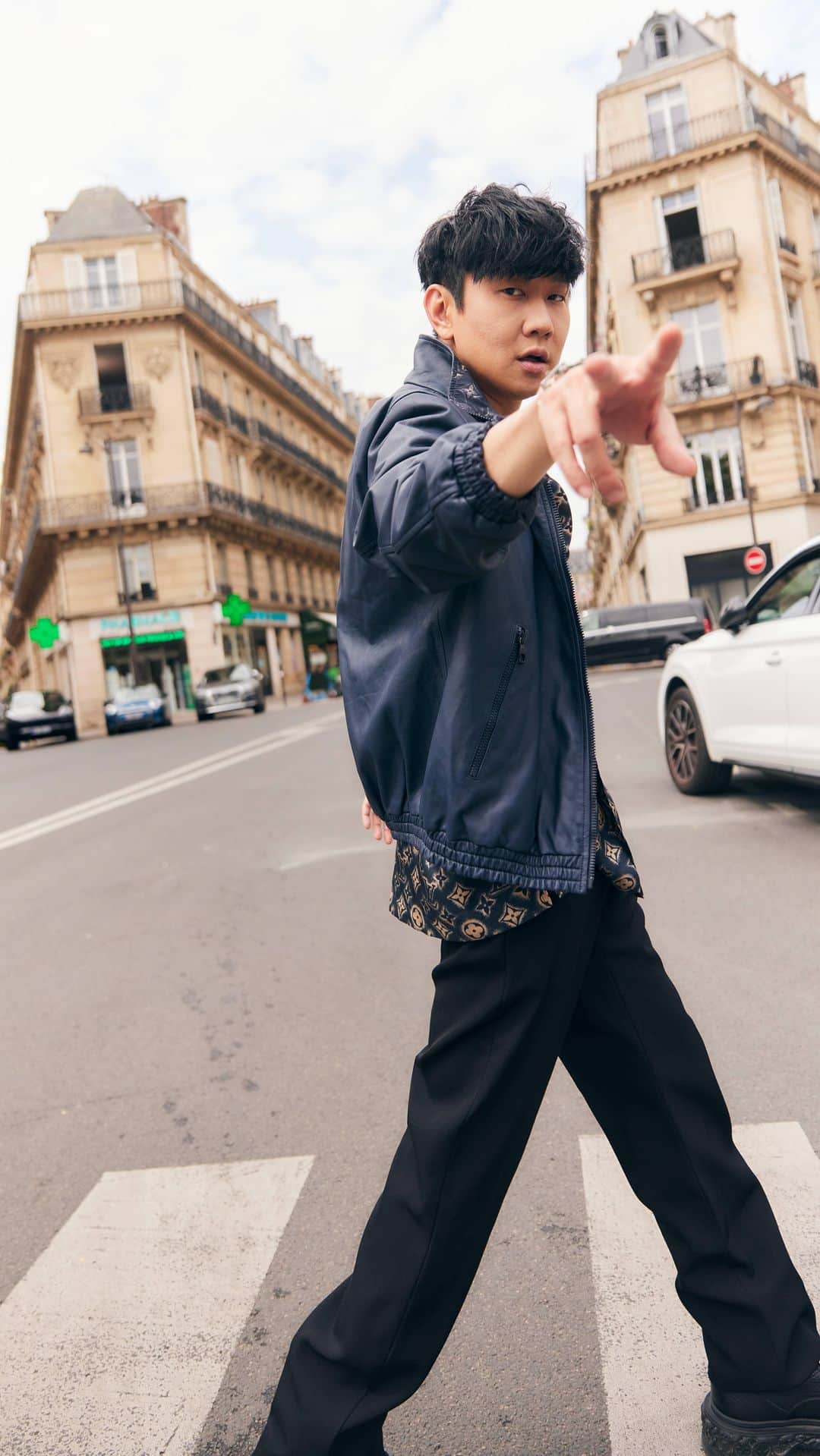 林俊傑のインスタグラム：「History in the making, glad to be there to witness!  @LouisVuitton @pharrell  好開心有幸見證了壯觀且歷史性的一場時裝盛宴～  🎥 by @edward.berthelot  Hair by @peter_wu_coloriste_  Makeup by @jasmine_kao1   #louisvuittonsg #LVMensSS24 #Paris」