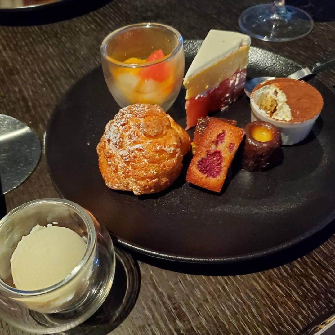 可愛ゆりあのインスタグラム：「今年もスクランブルスクエアの ⭐️TEPPAN-YAKI  10  SHIBUYA⭐️ でバースデーディナーいただきました🍽️🎂  大好きな伊勢海老に、鮑に うににお肉美味しかった😋⭐️  ただ お肉小さくてもう少し量が欲しい😅  #バースデー　#birthday  #バースデーディナー　#birthdaydinner  #鉄板焼き　#鉄板焼きディナー  #鉄板焼き渋谷　 #鉄板焼き10渋谷  #TEPPAN-YAKI10 #TEPPAN-YAKI10渋谷」
