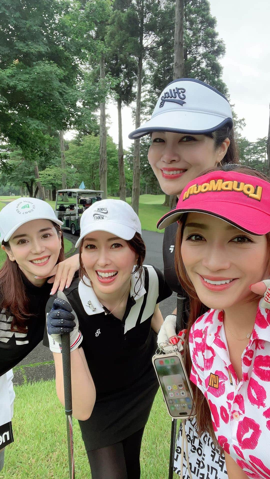 松藤あつこのインスタグラム：「「pluster CUP⛳️」 豪華なコンペの思い出💕 リール♡  ゴルフを再開してから、ひろがった輪✨  飲む人🍻 ゴルフする人🏌️‍♀️ とは、仲が深まりやすい😝  大人になっても、新しい友人ができて、ワイワイ過ごせる時間に心から感謝💓  今年の年末もドカンと大きな女子コンペ出来たらいいな🎵  参戦者🏌️‍♀️お待ちしております🩷  My 1st plustar装着写真は改めて💓  ウェアは @loudmouth_japan_official の💋 シューズも💋🤣  #ゴルフの輪 #東京ゴルフ女子 #素敵な女性たち  #pluster #高コスパ #爆売れ #ジュエリー #pgm総成 #ゴルフコンペ #プラスター」