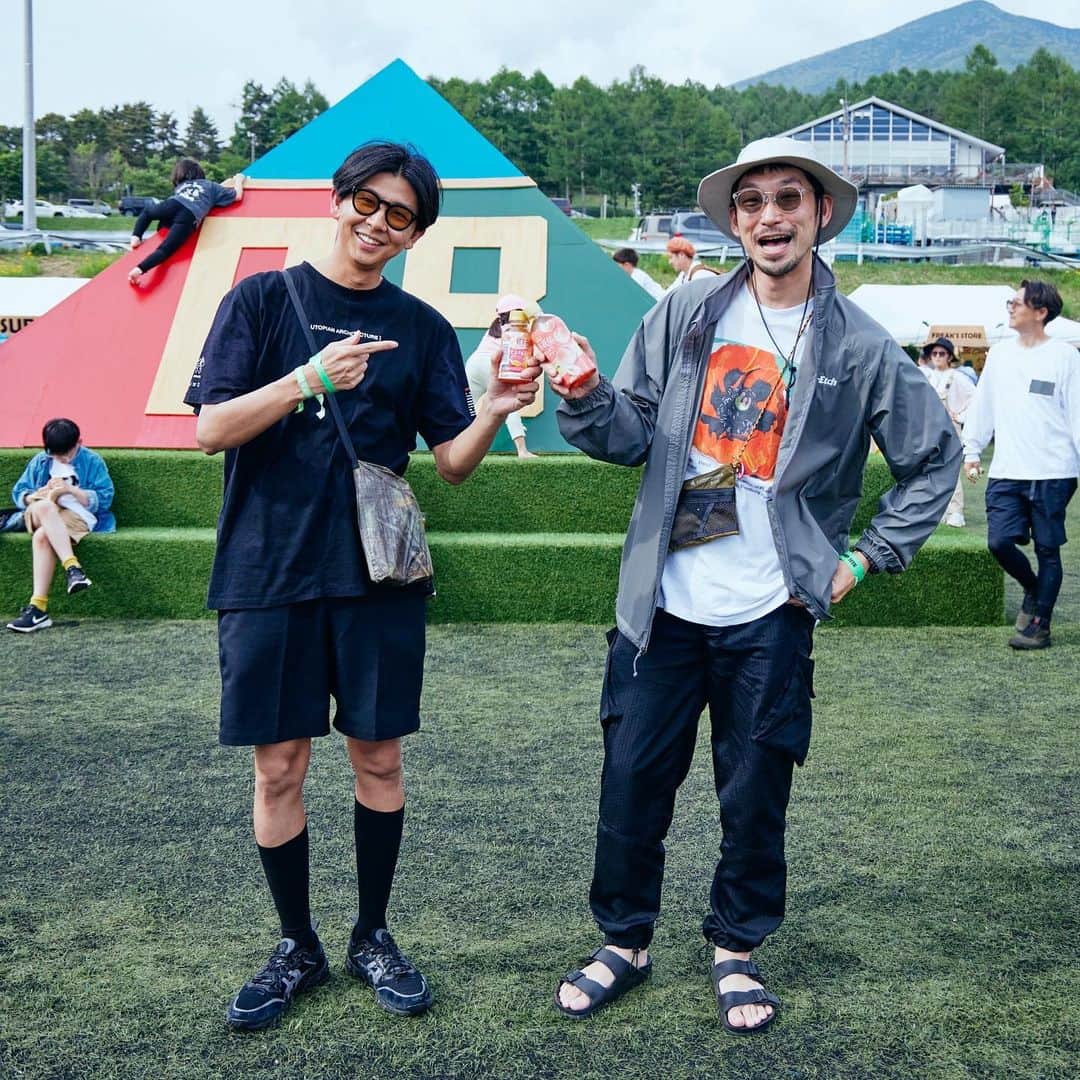 HOUYHNHNM／フイナムさんのインスタグラム写真 - (HOUYHNHNM／フイナムInstagram)「6月10日と11日に長野県の「富士見高原リゾート」で開催された「THE CAMP BOOK 2023」。コロナ禍が落ち着いたことで、今年は久々に気兼ねなくフェスを楽しみたいゾというひとたちも多いでしょう。  そんな期待に応えるように、このイベントにはEGO-WRAPPIN'（Acoustic Set）、ZAZEN BOYS、GEZAN、石野卓球など豪華アーティストが出演し、音楽好きたちを楽しませました。  フイナムでは、おいしさで思わず笑顔がこぼれる「紅茶花伝」とともに会場スナップを敢行。やっぱりフェスっていいものですね。「紅茶花伝」片手に乾杯！  https://www.houyhnhnm.jp/feature/727909/  #紅茶花伝  #thecampbook  #thecampbook2023」6月25日 18時50分 - houyhnhnm_official
