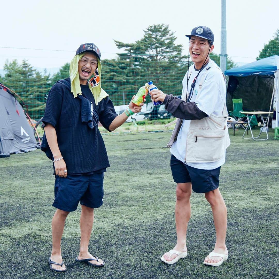 HOUYHNHNM／フイナムさんのインスタグラム写真 - (HOUYHNHNM／フイナムInstagram)「6月10日と11日に長野県の「富士見高原リゾート」で開催された「THE CAMP BOOK 2023」。コロナ禍が落ち着いたことで、今年は久々に気兼ねなくフェスを楽しみたいゾというひとたちも多いでしょう。  そんな期待に応えるように、このイベントにはEGO-WRAPPIN'（Acoustic Set）、ZAZEN BOYS、GEZAN、石野卓球など豪華アーティストが出演し、音楽好きたちを楽しませました。  フイナムでは、おいしさで思わず笑顔がこぼれる「紅茶花伝」とともに会場スナップを敢行。やっぱりフェスっていいものですね。「紅茶花伝」片手に乾杯！  https://www.houyhnhnm.jp/feature/727909/  #紅茶花伝  #thecampbook  #thecampbook2023」6月25日 18時50分 - houyhnhnm_official