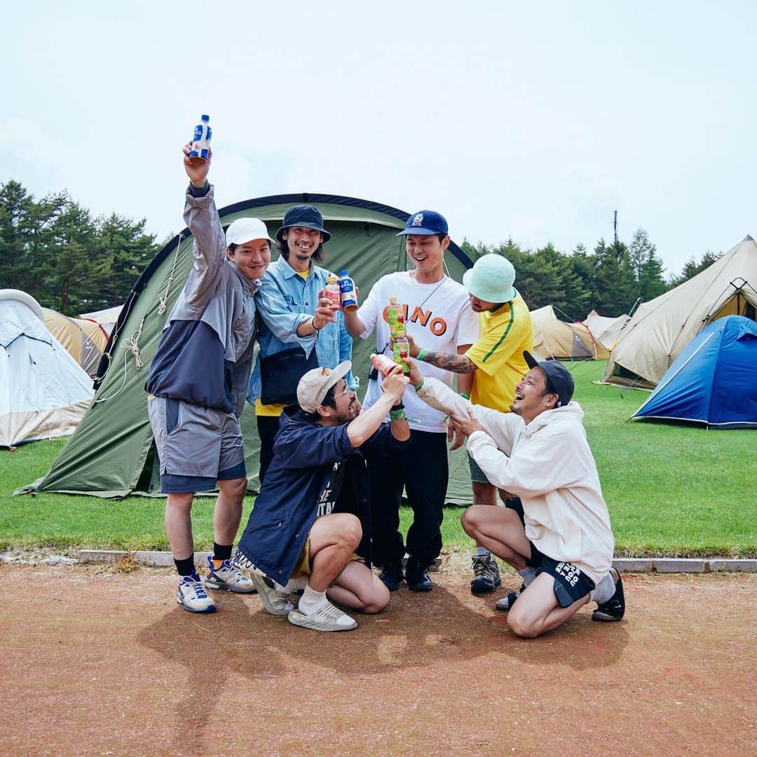 HOUYHNHNM／フイナムさんのインスタグラム写真 - (HOUYHNHNM／フイナムInstagram)「6月10日と11日に長野県の「富士見高原リゾート」で開催された「THE CAMP BOOK 2023」。コロナ禍が落ち着いたことで、今年は久々に気兼ねなくフェスを楽しみたいゾというひとたちも多いでしょう。  そんな期待に応えるように、このイベントにはEGO-WRAPPIN'（Acoustic Set）、ZAZEN BOYS、GEZAN、石野卓球など豪華アーティストが出演し、音楽好きたちを楽しませました。  フイナムでは、おいしさで思わず笑顔がこぼれる「紅茶花伝」とともに会場スナップを敢行。やっぱりフェスっていいものですね。「紅茶花伝」片手に乾杯！  https://www.houyhnhnm.jp/feature/727909/  #紅茶花伝  #thecampbook  #thecampbook2023」6月25日 18時50分 - houyhnhnm_official