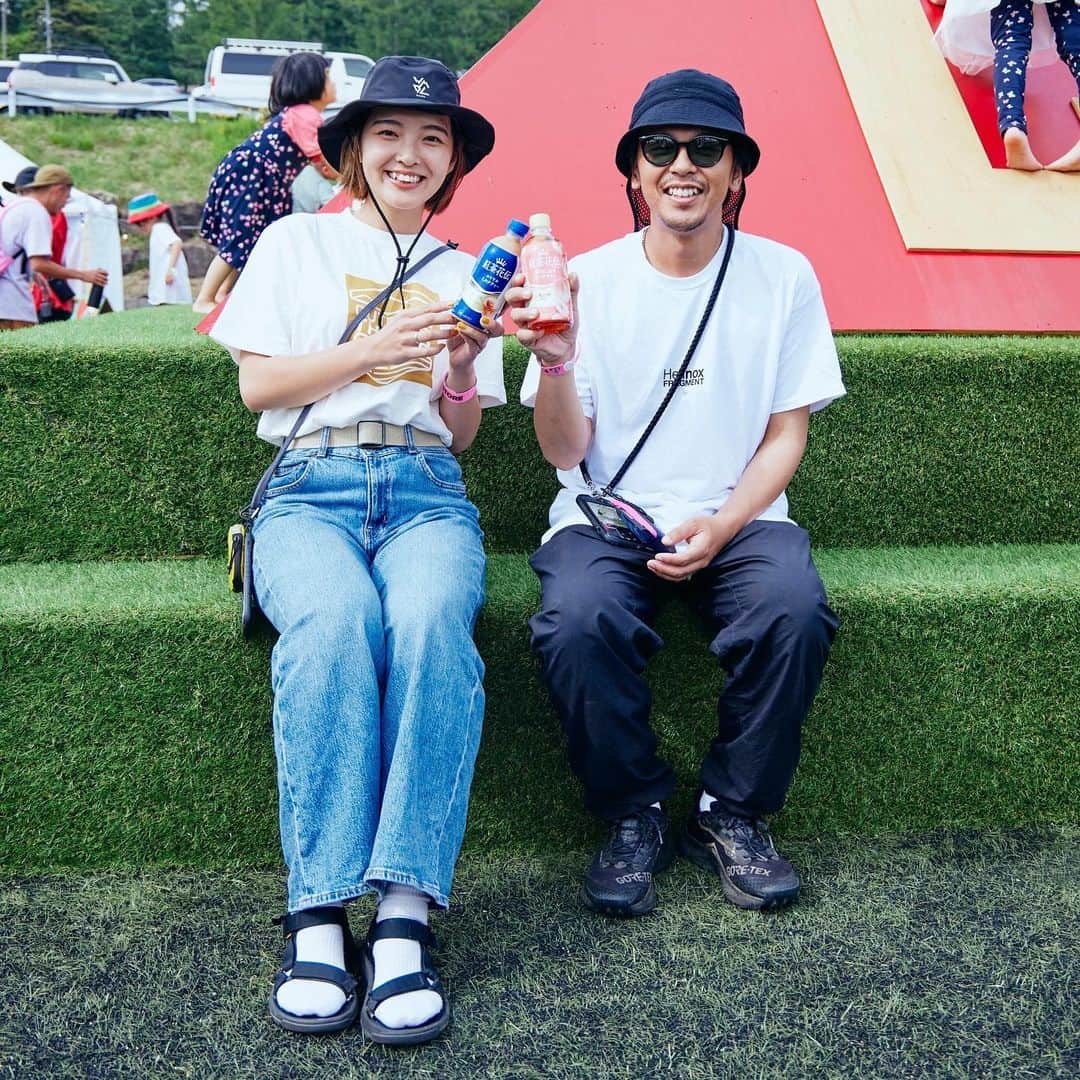 HOUYHNHNM／フイナムさんのインスタグラム写真 - (HOUYHNHNM／フイナムInstagram)「6月10日と11日に長野県の「富士見高原リゾート」で開催された「THE CAMP BOOK 2023」。コロナ禍が落ち着いたことで、今年は久々に気兼ねなくフェスを楽しみたいゾというひとたちも多いでしょう。  そんな期待に応えるように、このイベントにはEGO-WRAPPIN'（Acoustic Set）、ZAZEN BOYS、GEZAN、石野卓球など豪華アーティストが出演し、音楽好きたちを楽しませました。  フイナムでは、おいしさで思わず笑顔がこぼれる「紅茶花伝」とともに会場スナップを敢行。やっぱりフェスっていいものですね。「紅茶花伝」片手に乾杯！  https://www.houyhnhnm.jp/feature/727909/  #紅茶花伝  #thecampbook  #thecampbook2023」6月25日 18時50分 - houyhnhnm_official